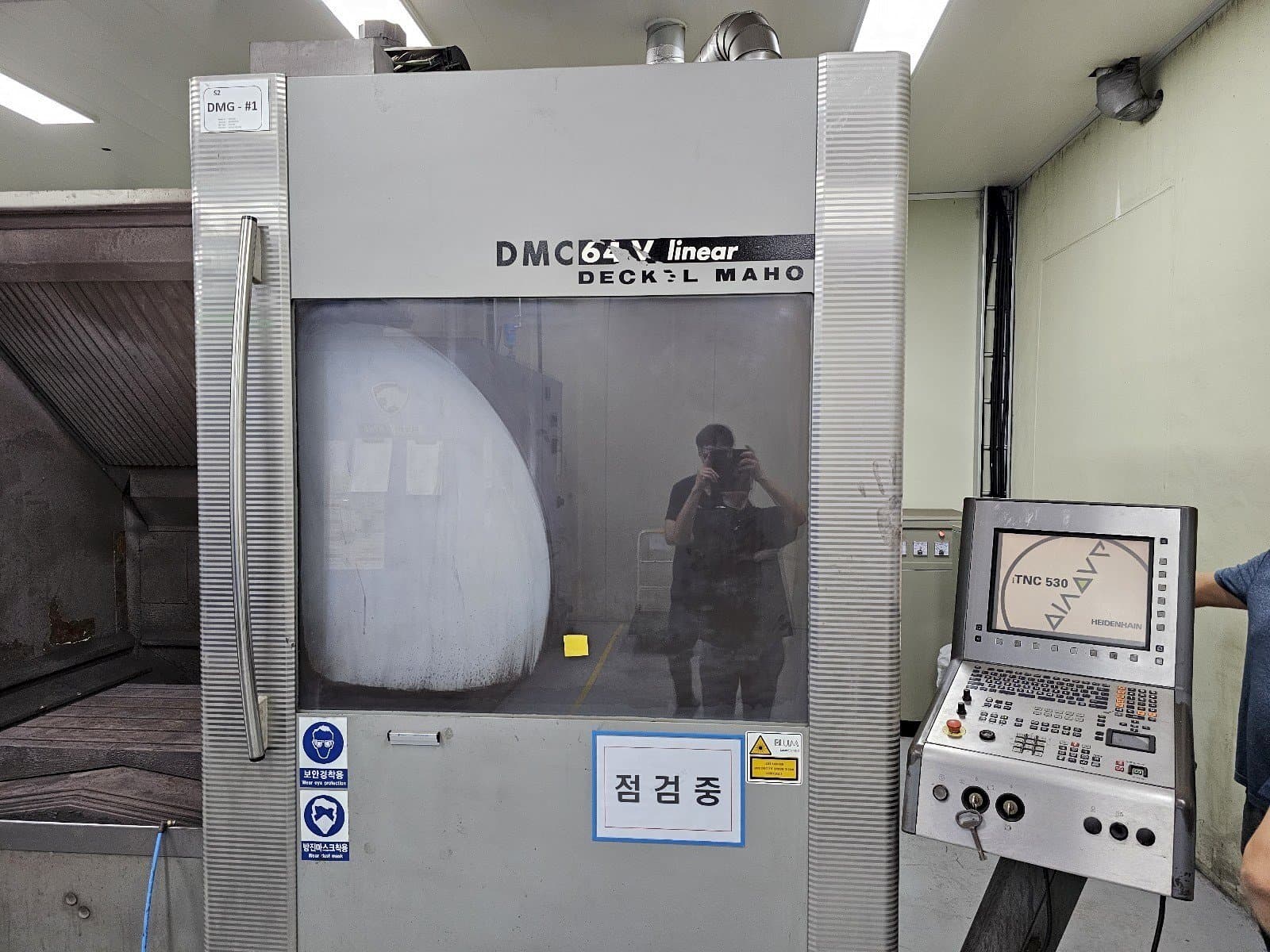 Vista frontale della macchina DECKEL MAHO DMC 64V linear