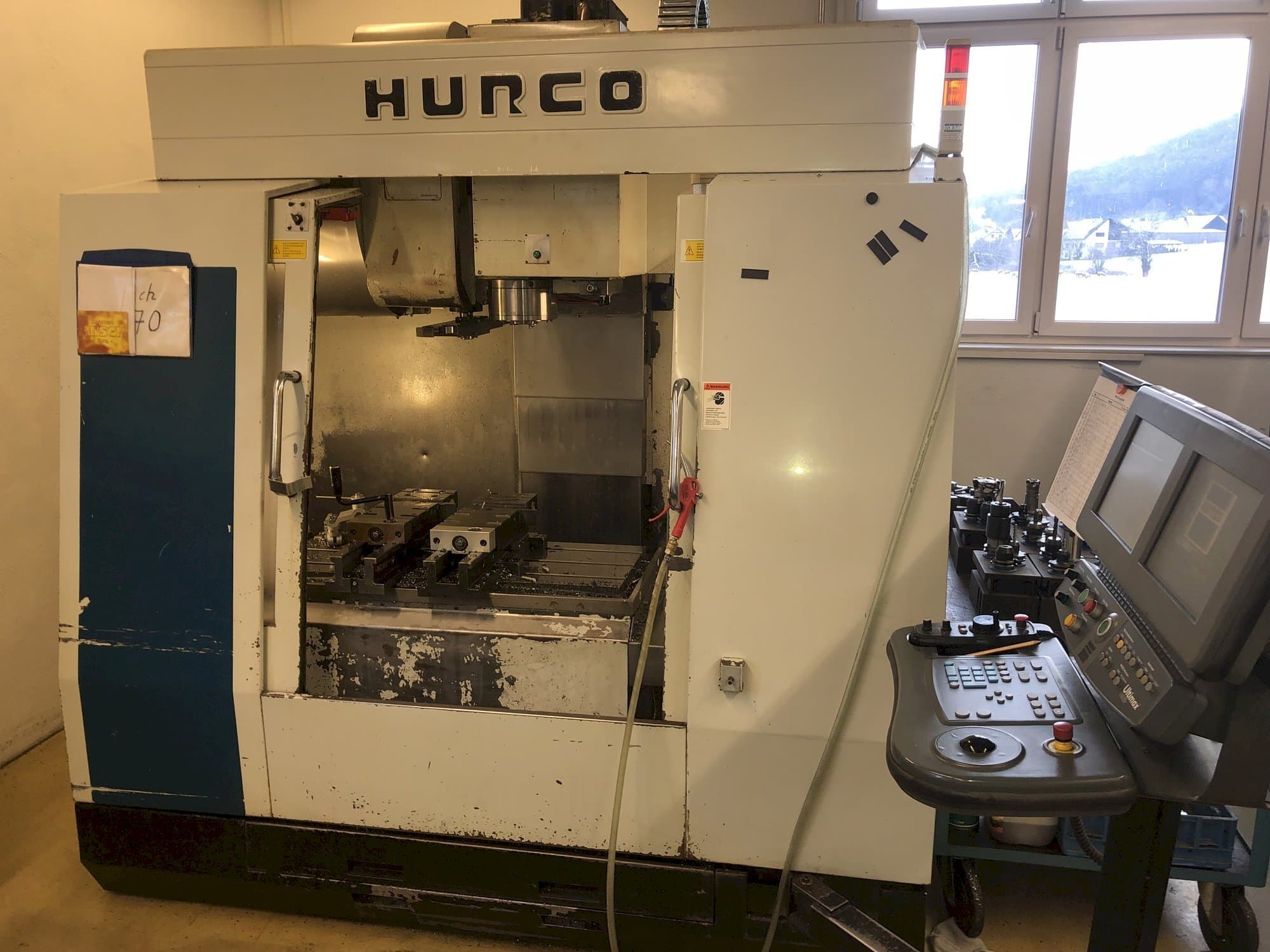 Vista frontale della macchina Hurco BMC 30M
