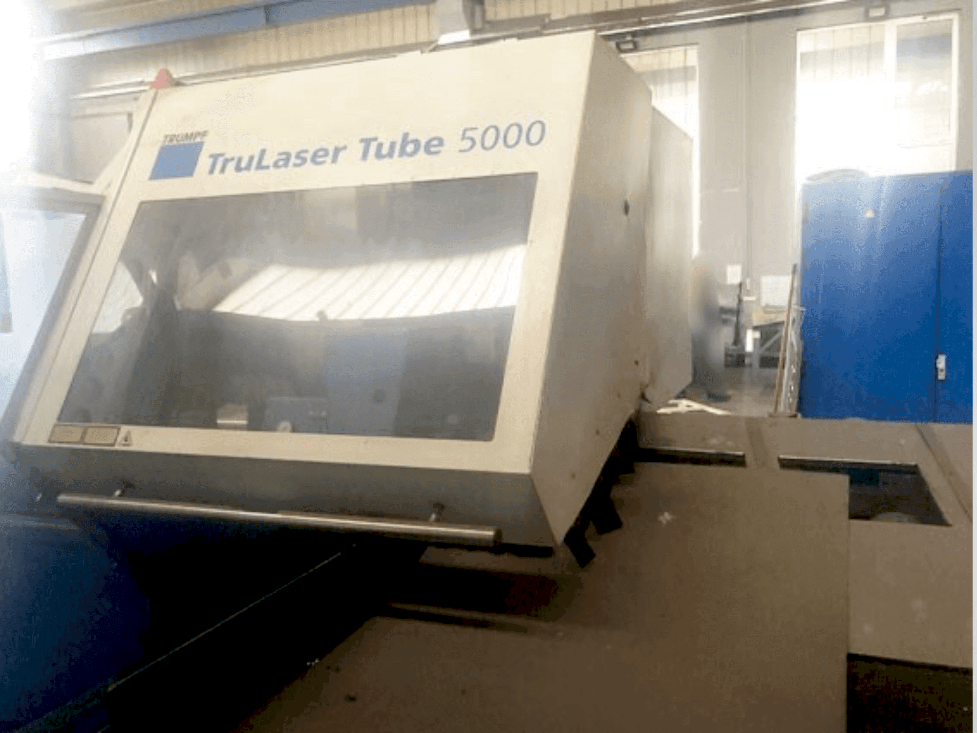 Vista frontale della macchina TRUMPF tru laser tube 5000