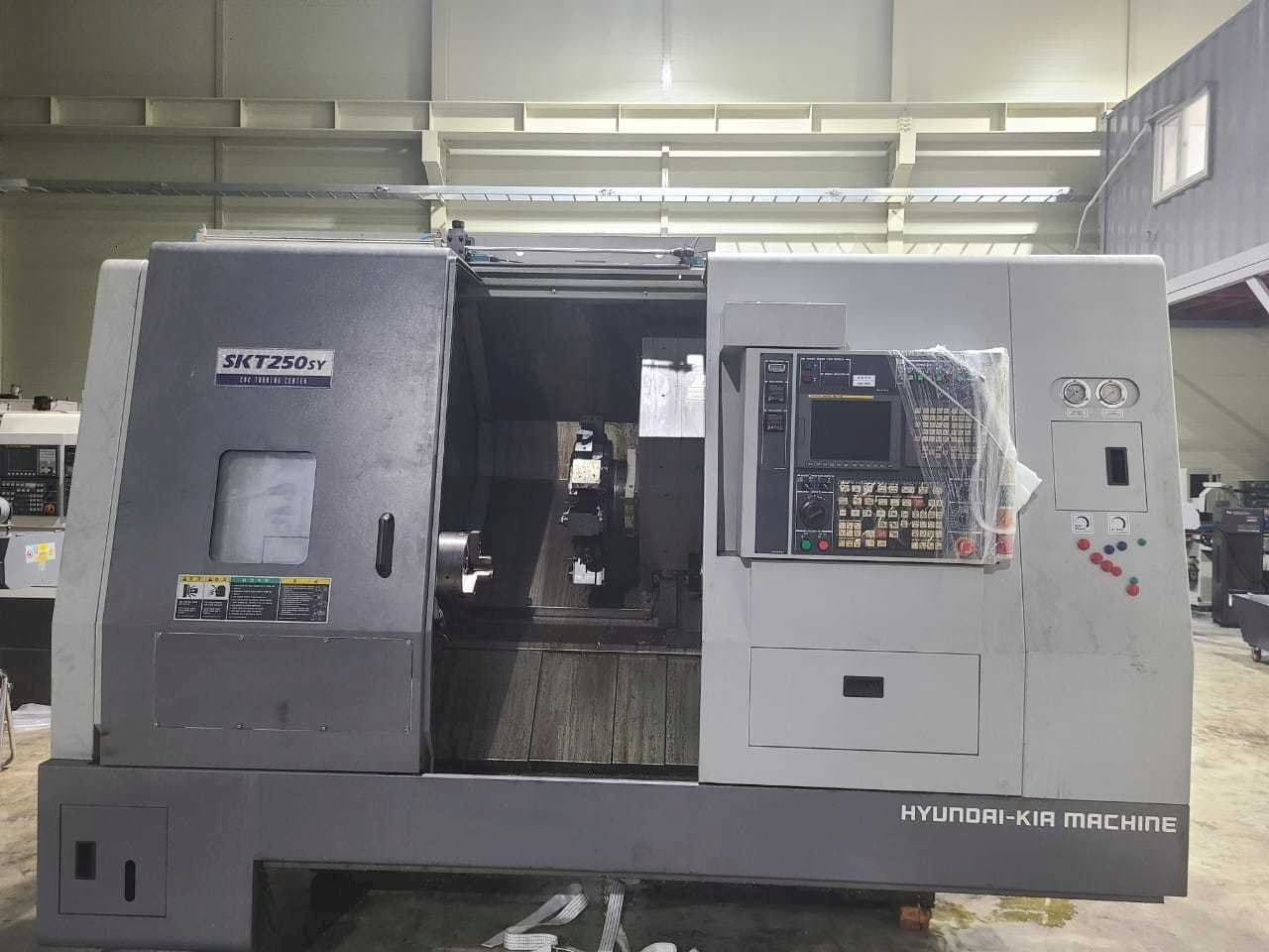 Vista frontale della macchina Hyundai Kia SKT250SY