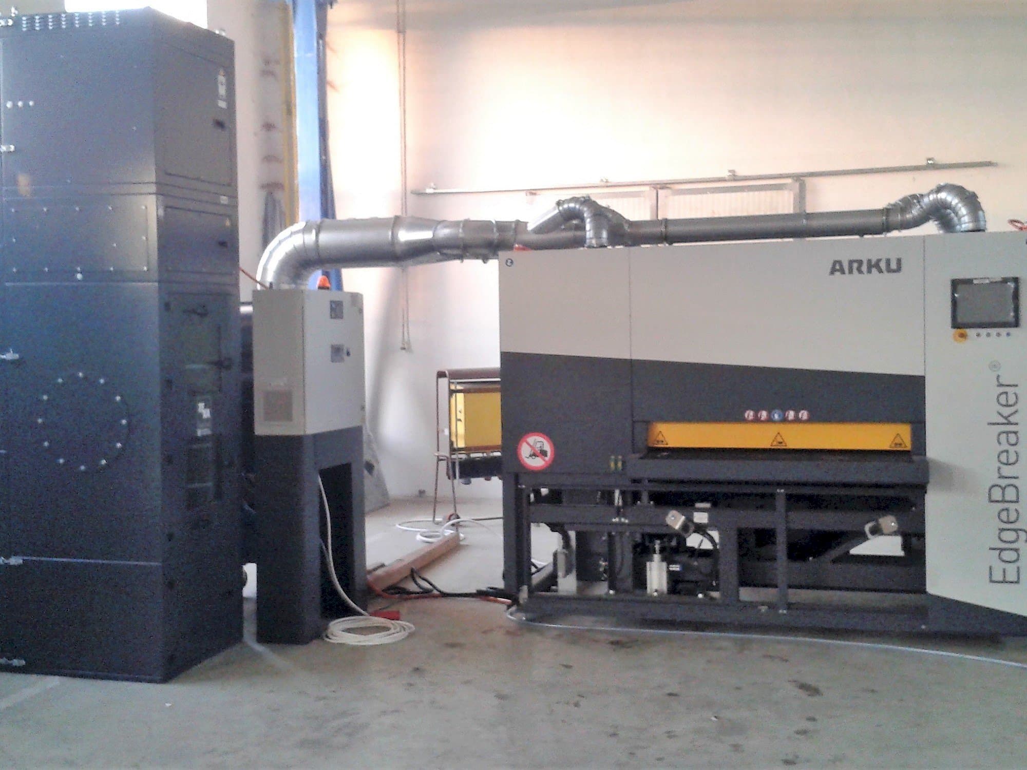 Vista frontale della macchina ARKU EdgeBreaker 4000
