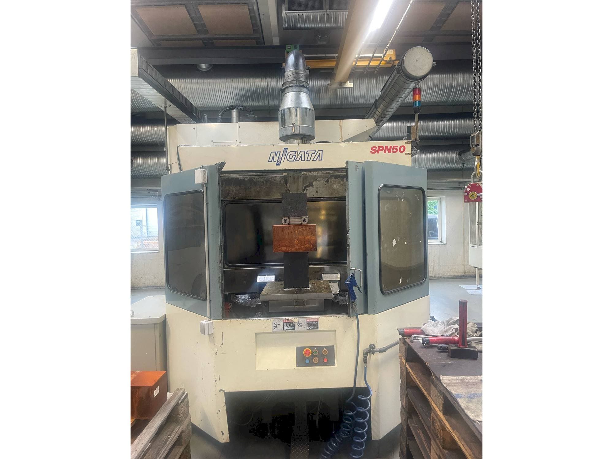 Vista frontale della macchina Niigata SPN 50