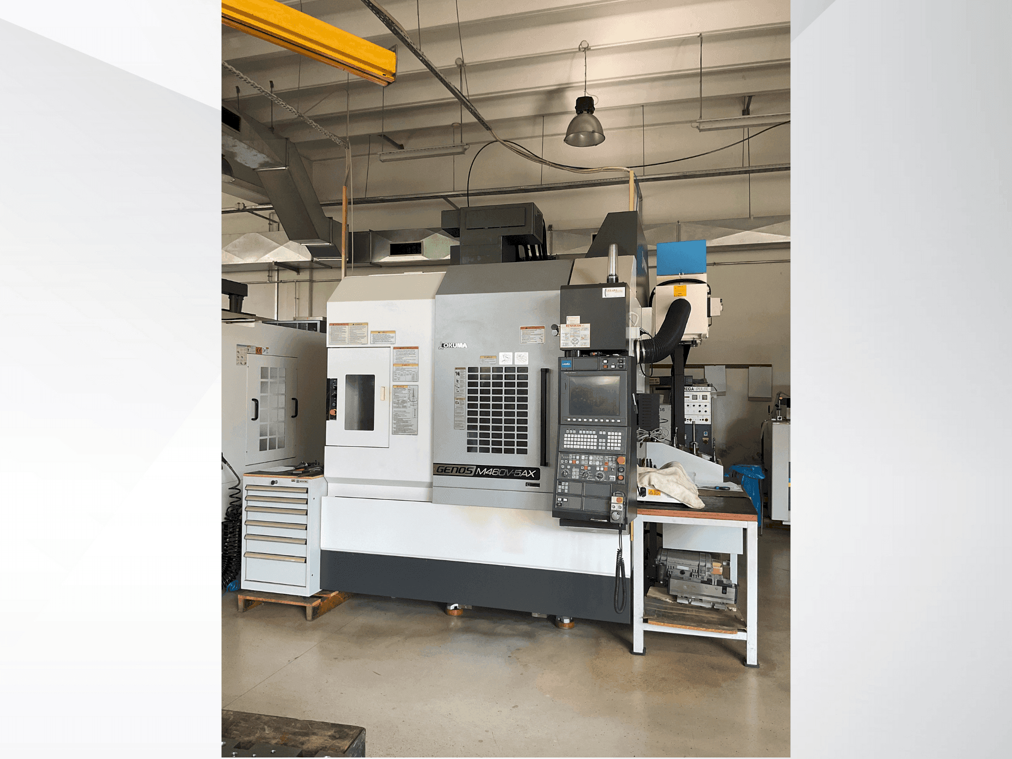 Vista frontale della macchina Okuma GENOS M460V-5AX