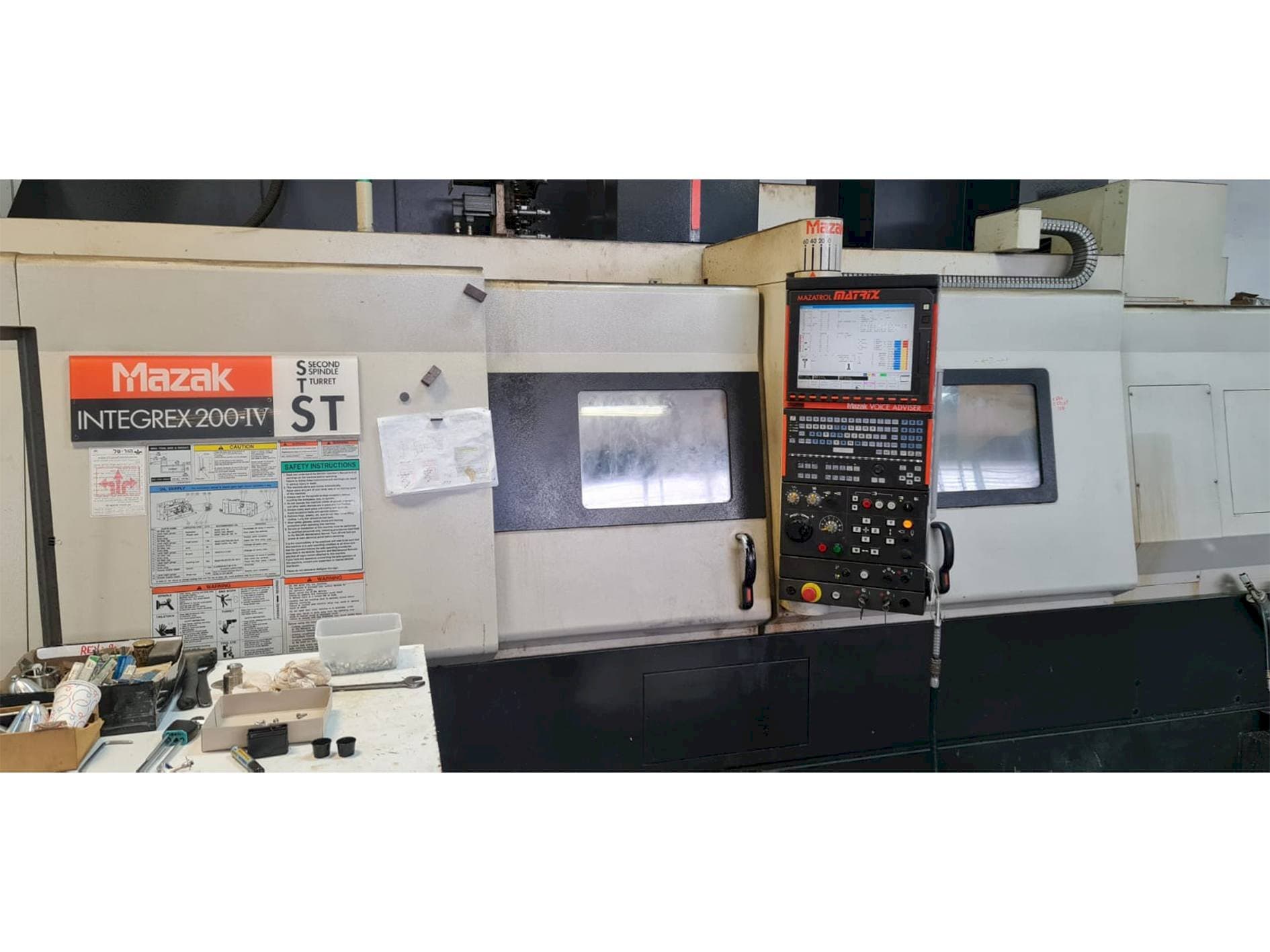 Vista frontale della macchina Mazak Integrex 200-IV ST