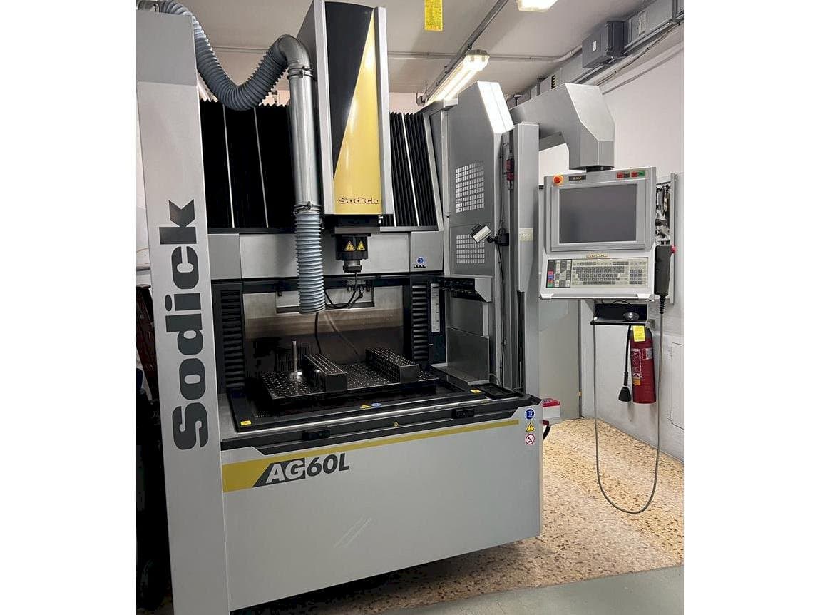 Vista frontale della macchina Sodick AG 60L