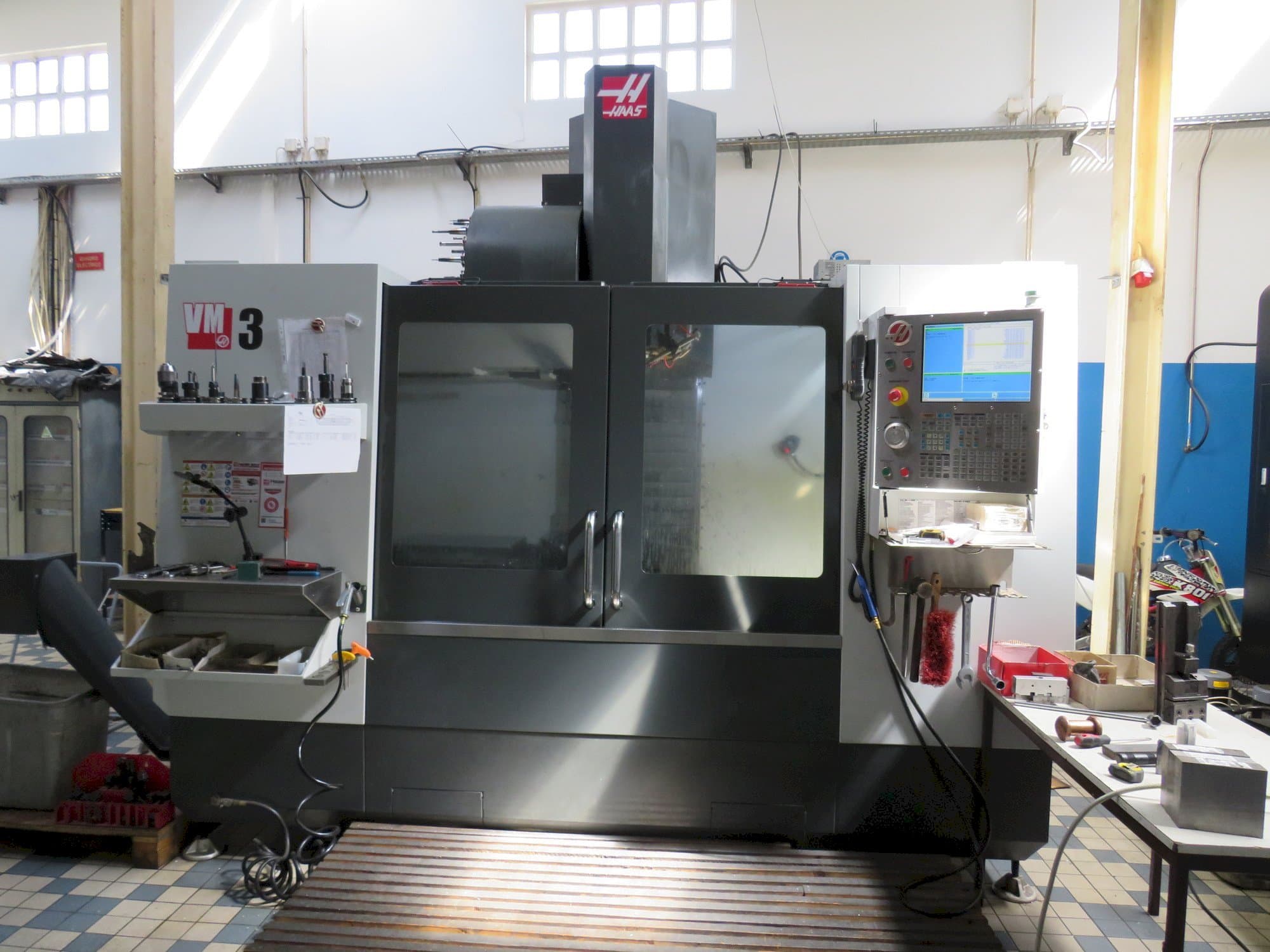 Vista frontale della macchina HAAS VM3