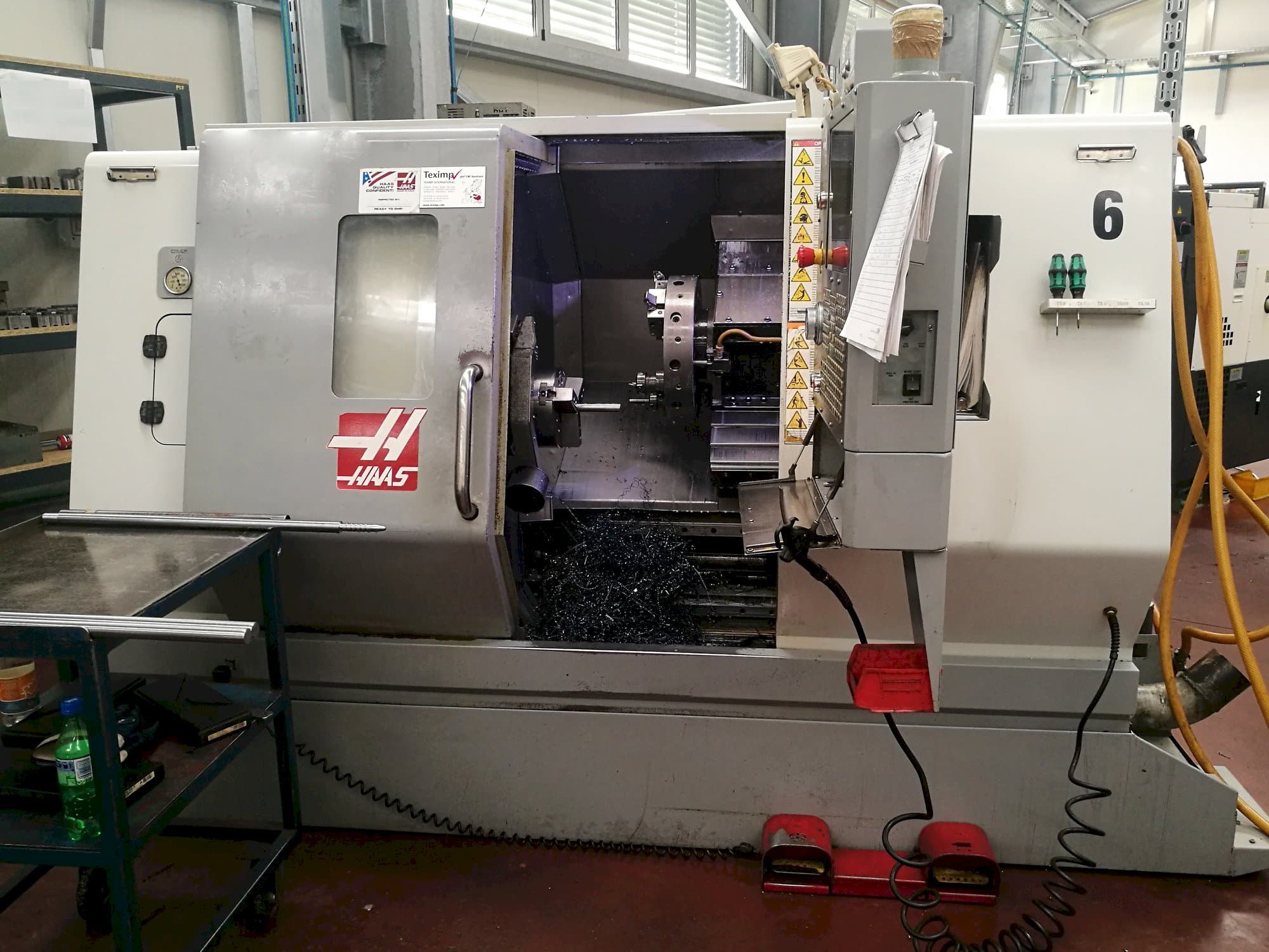 Vista frontale della macchina HAAS SL-20THE