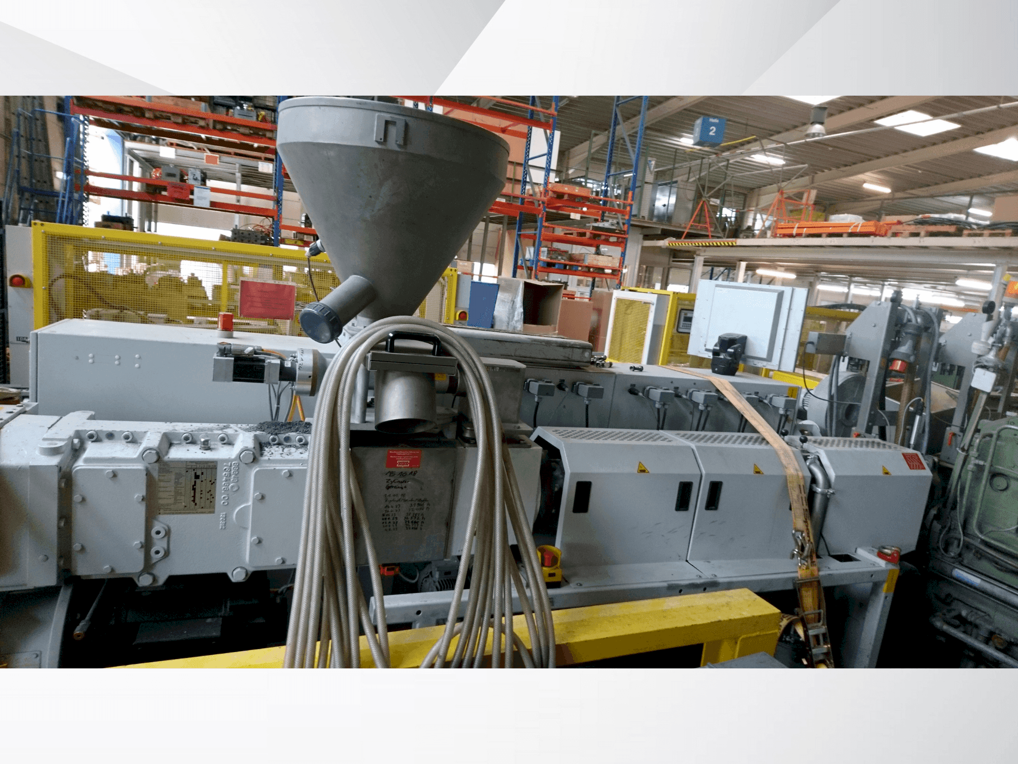 Vista frontale della macchina Krauss Maffei KMD 75 XS/P