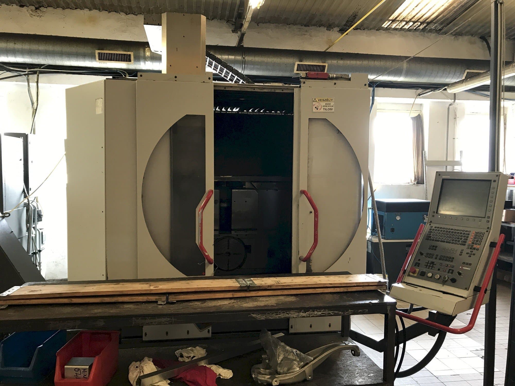 Vista frontale della macchina HERMLE B 300 U