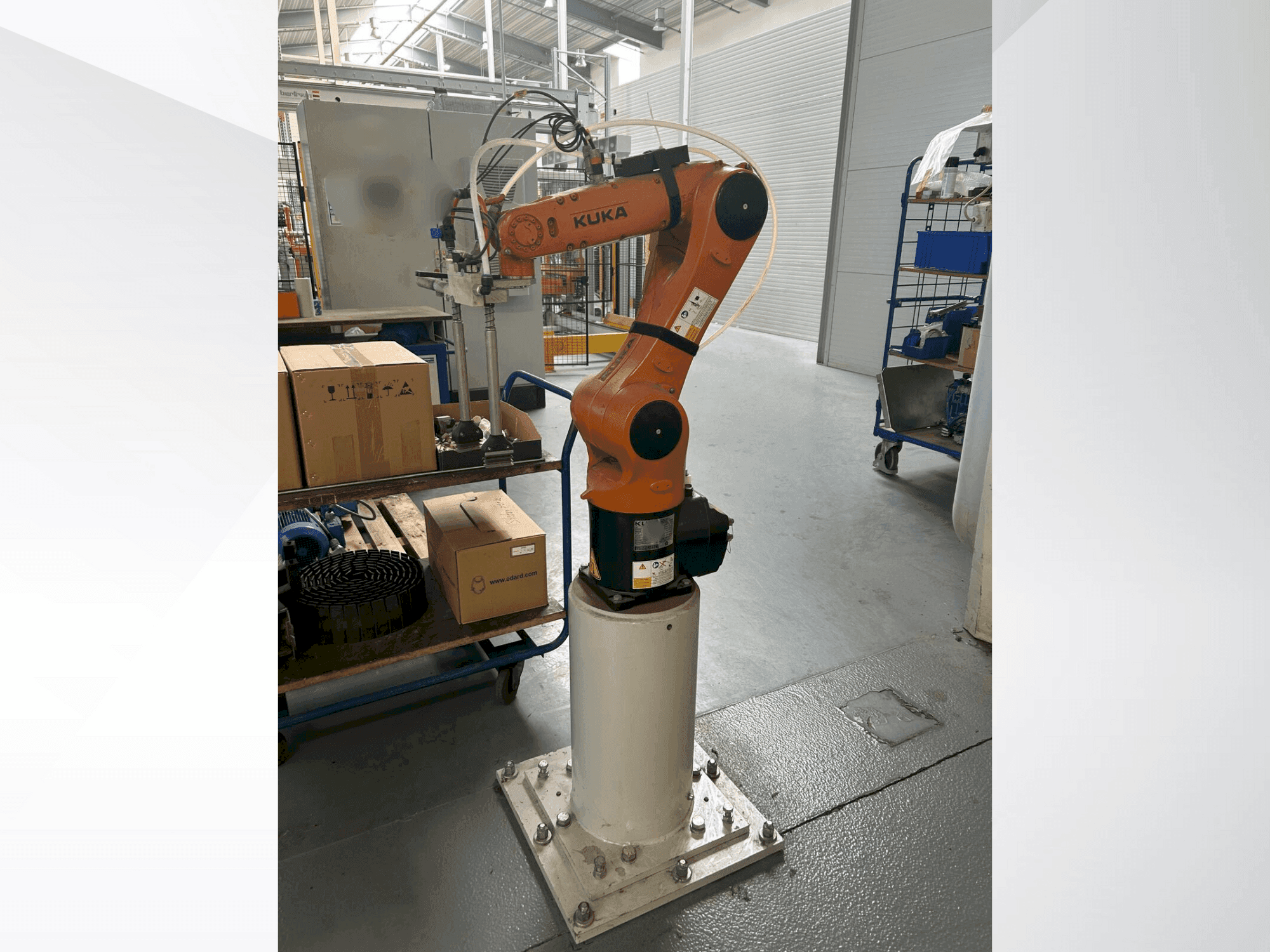 Vista frontale della macchina KUKA KR 6 R900 fivve