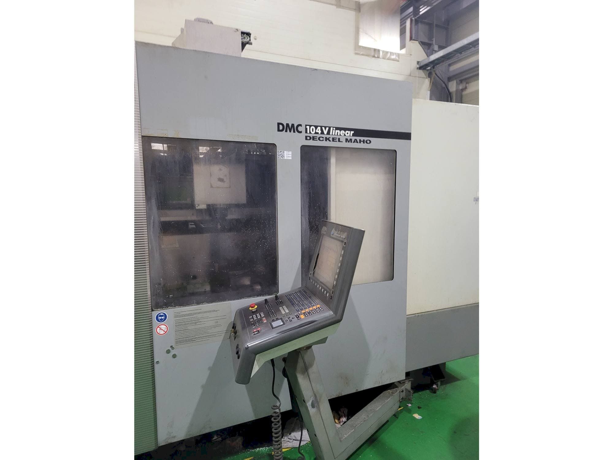 Vista frontale della macchina DECKEL MAHO DMC 104 V