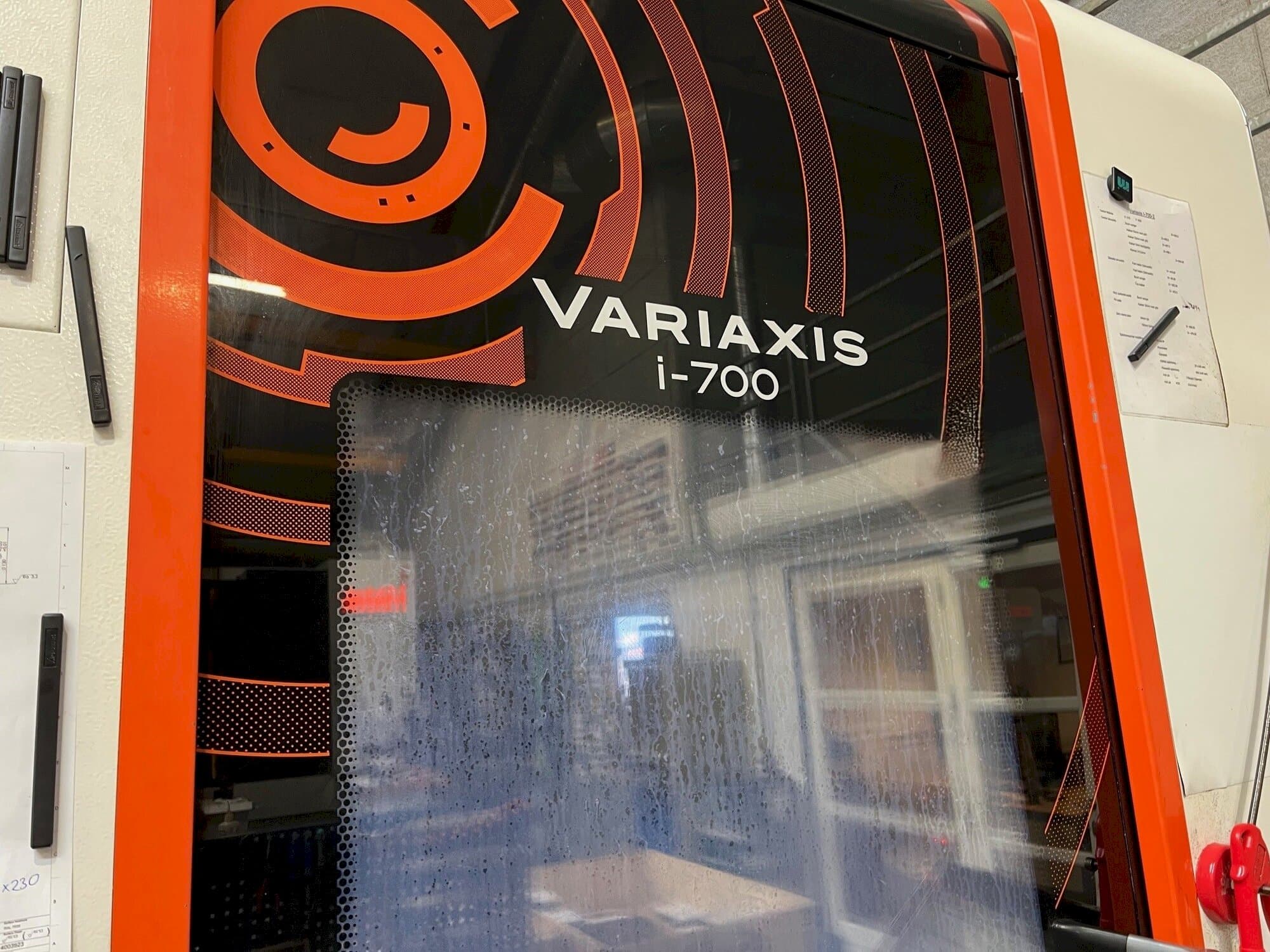 Vista frontale della macchina Mazak Variaxis i-700