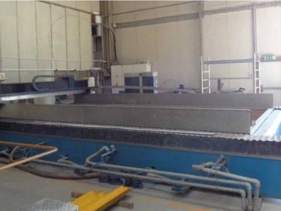 Vista frontale della macchina YC Industry YCWJ-3742-L3060