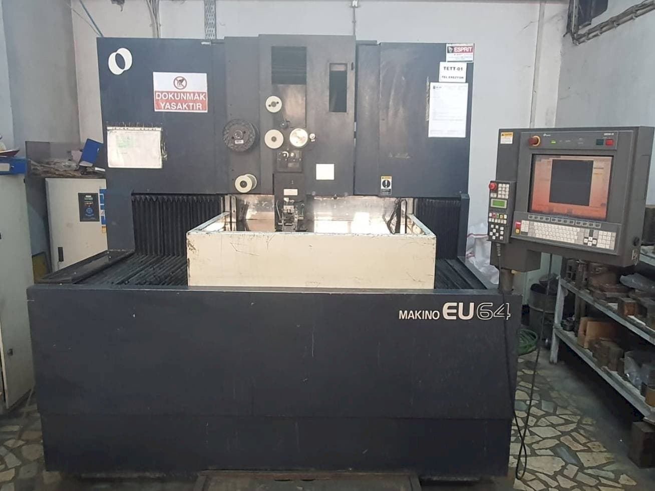 Vista frontale della macchina Makino EU64