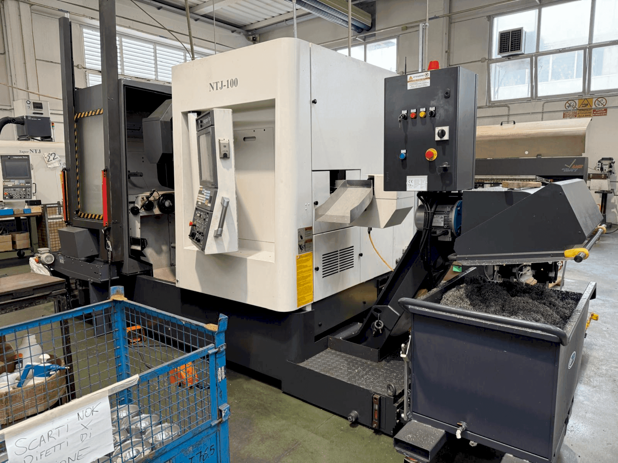 Vista frontale della macchina NAKAMURA Super NTJ100