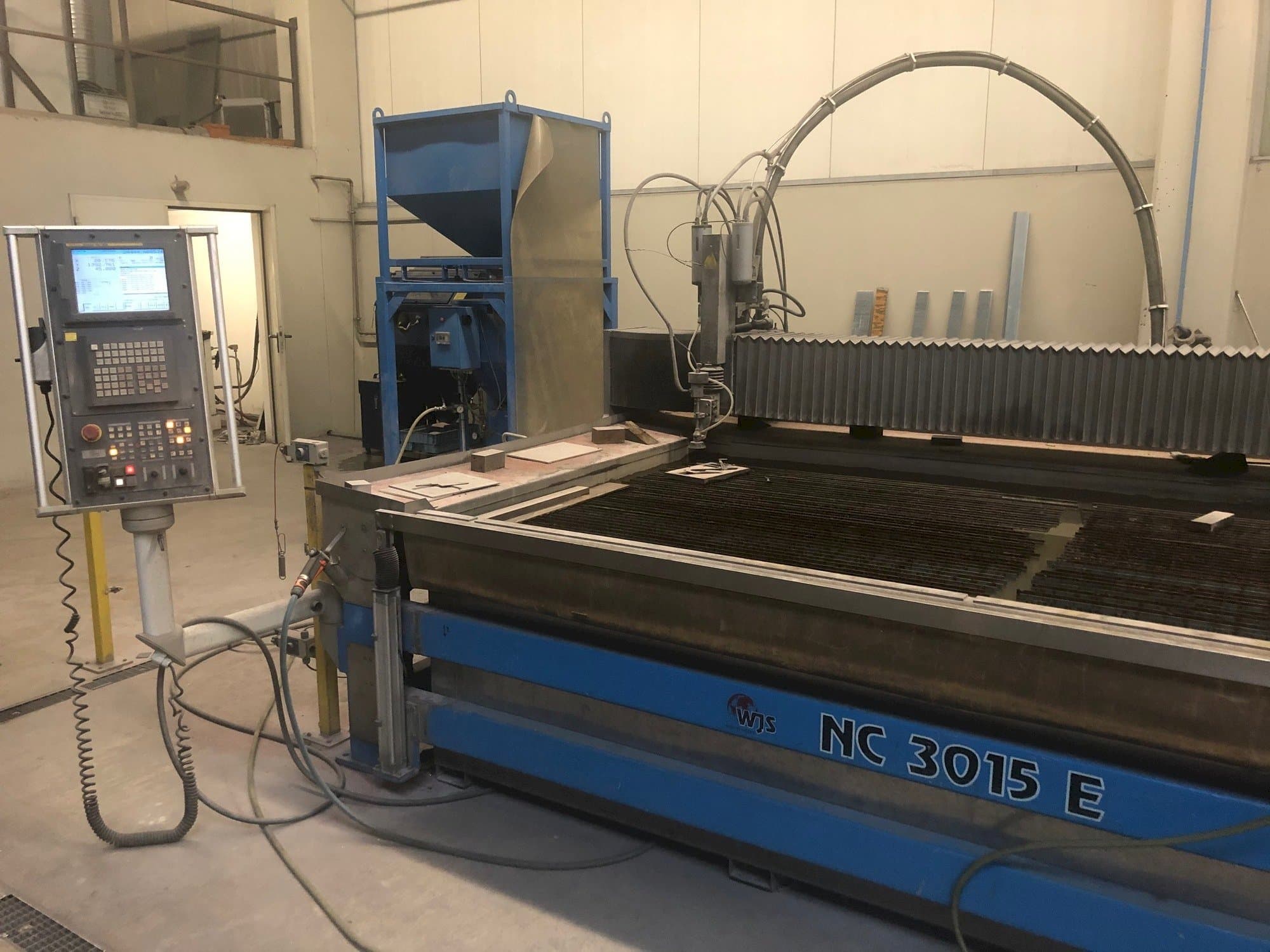 Vista frontale della macchina WJS NC 3015 E