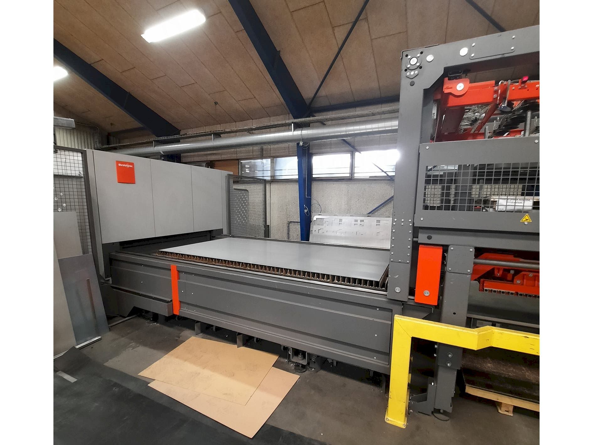 Vista frontale della macchina Bystronic Bystar Fiber 3015 6KW + ByTrans Extended