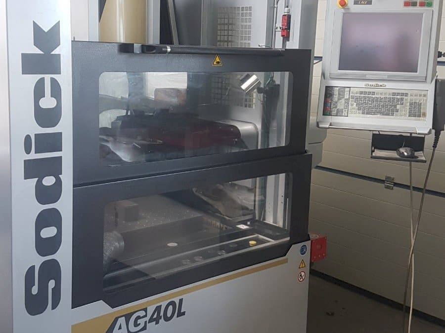 Vista frontale della macchina Sodick AG40L