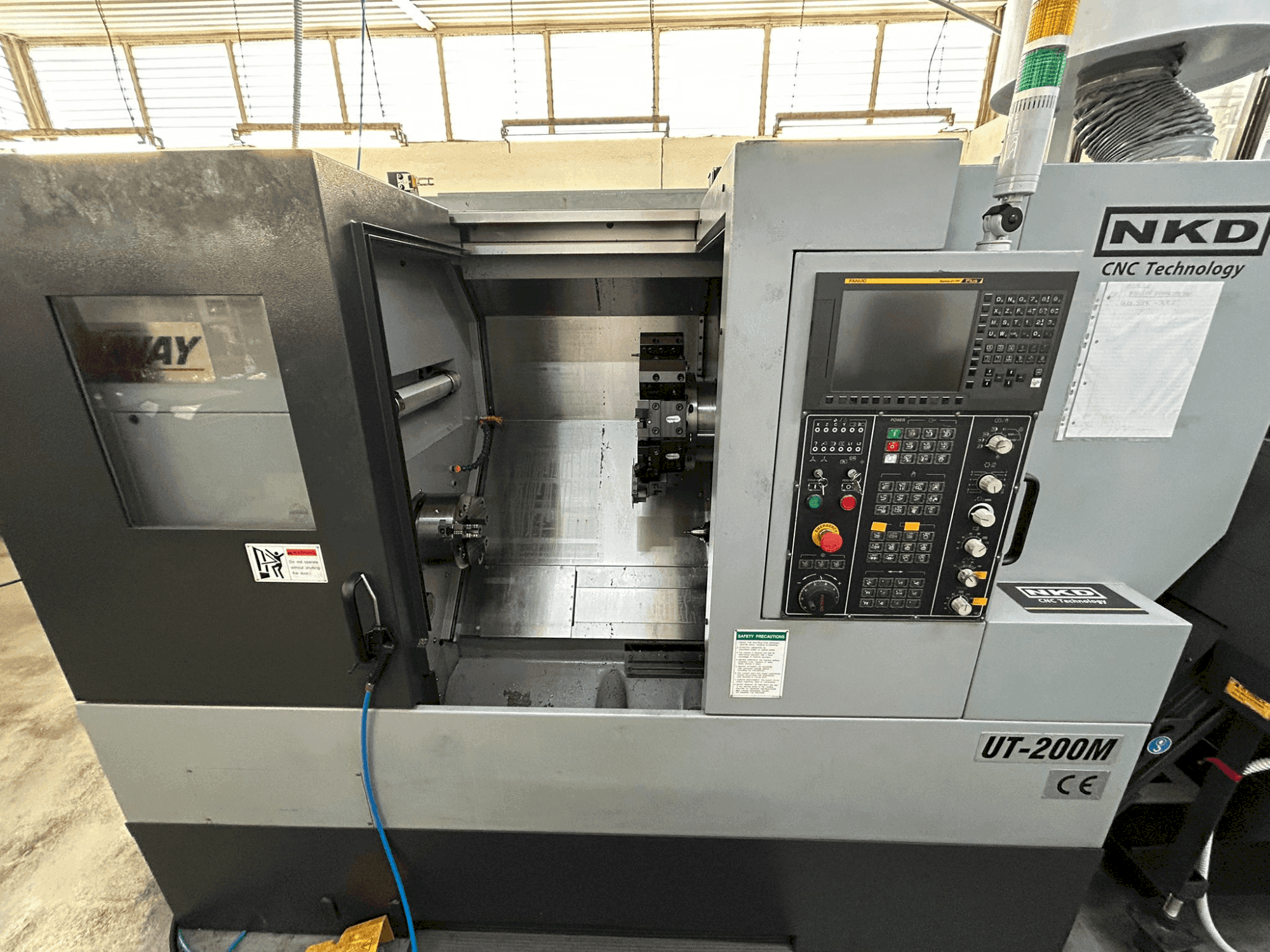 Vista frontale della macchina ACCUWAY UT-200M