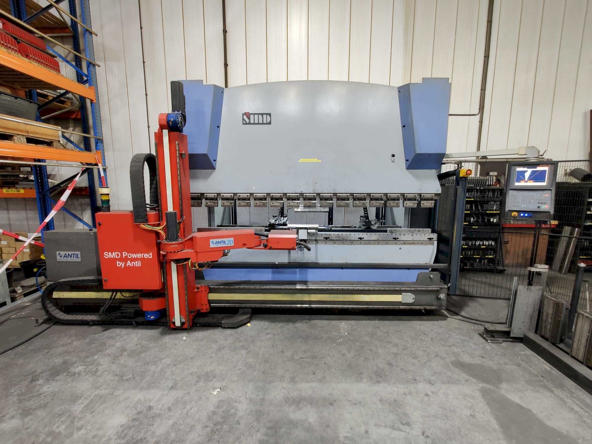 Vista frontale della macchina SMD PBH 110-3100-4C