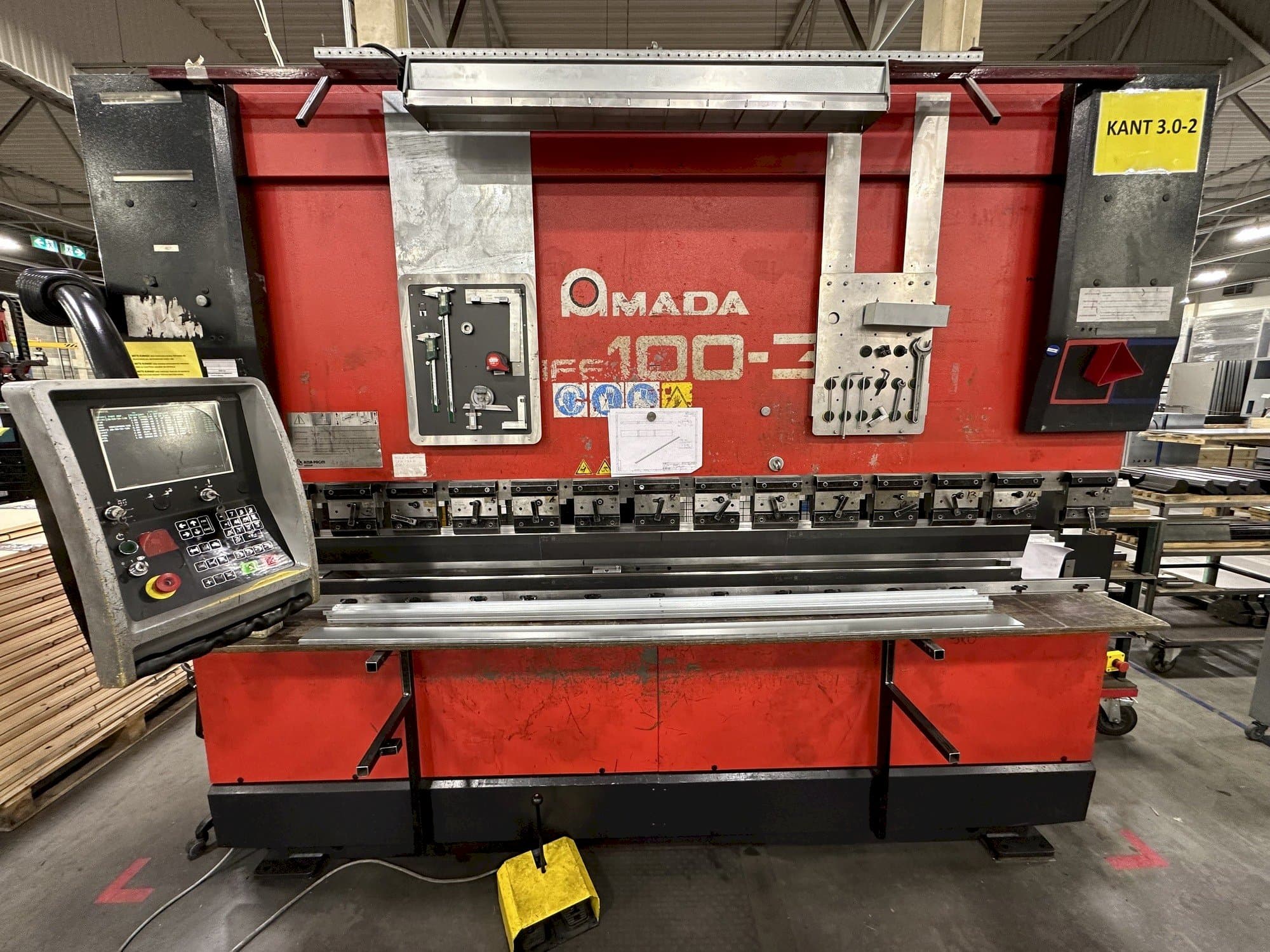 Vista frontale della macchina AMADA HFE 100-3