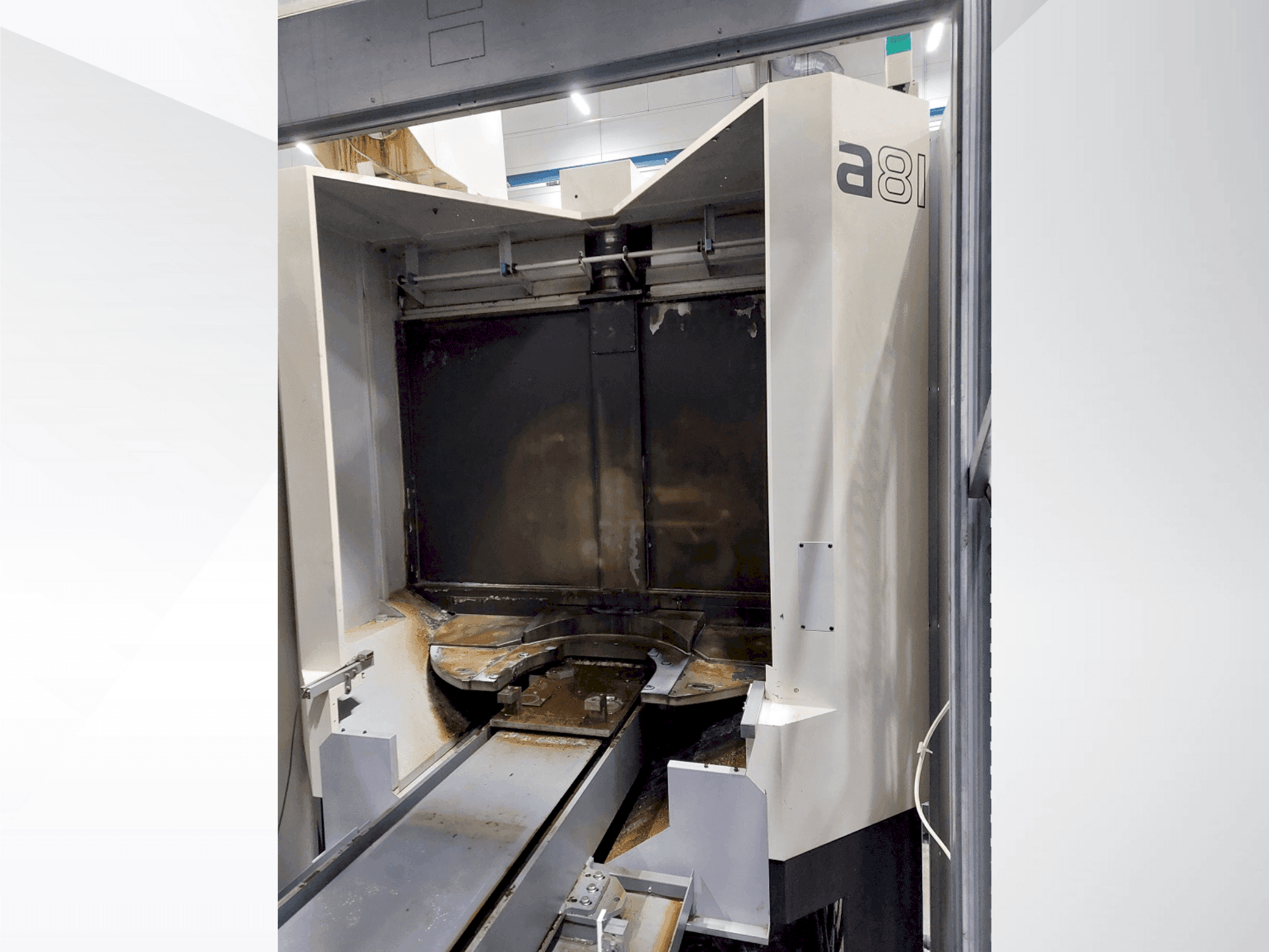 Vista frontale della macchina Makino a81