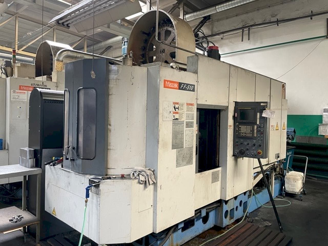 Vista frontale della macchina Mazak FF510