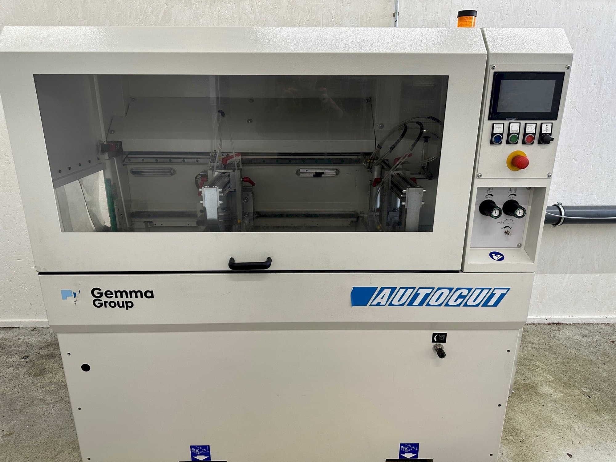 Vista frontale della macchina Autocut 550