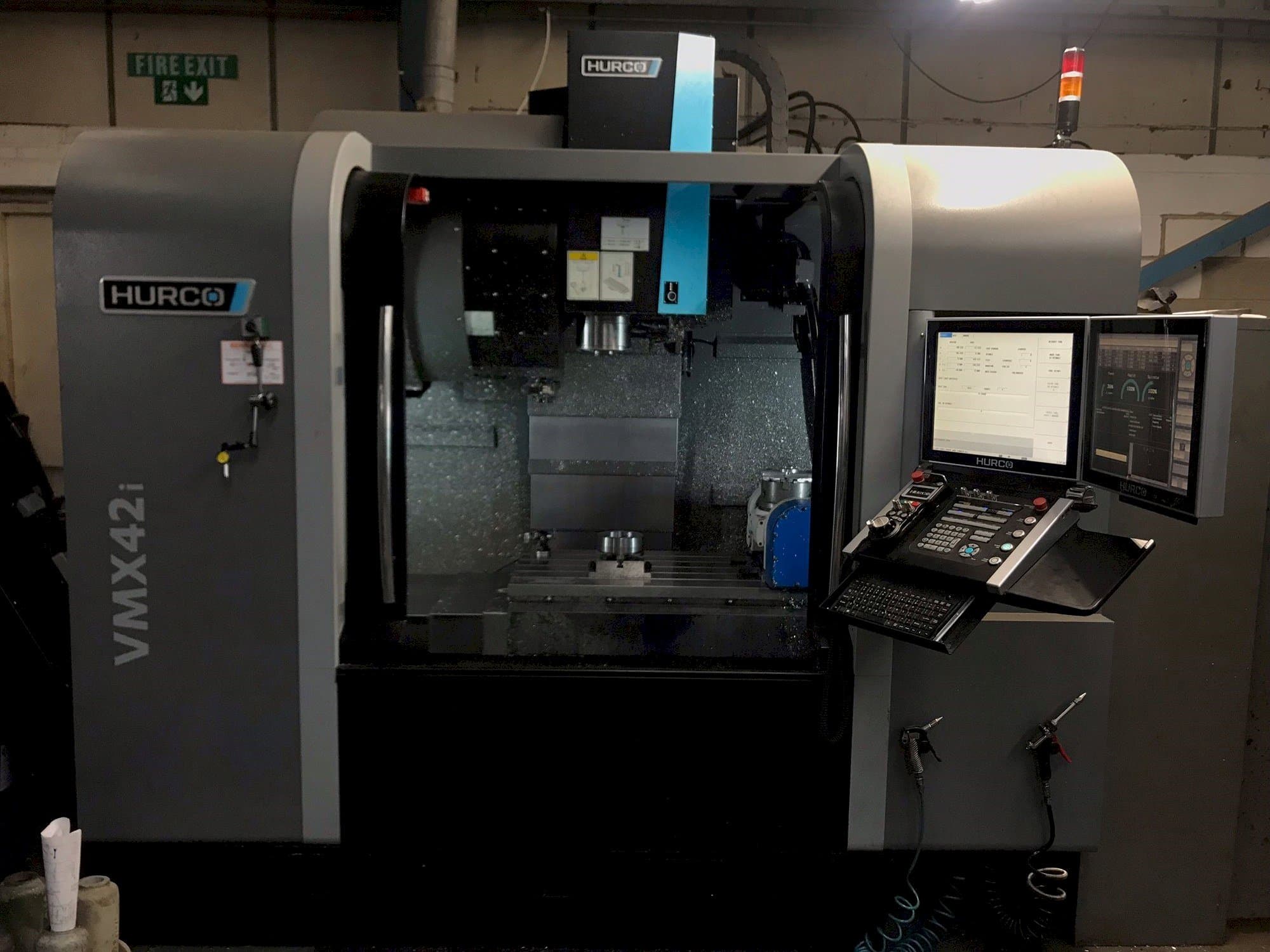 Vista frontale della macchina Hurco VMX42i