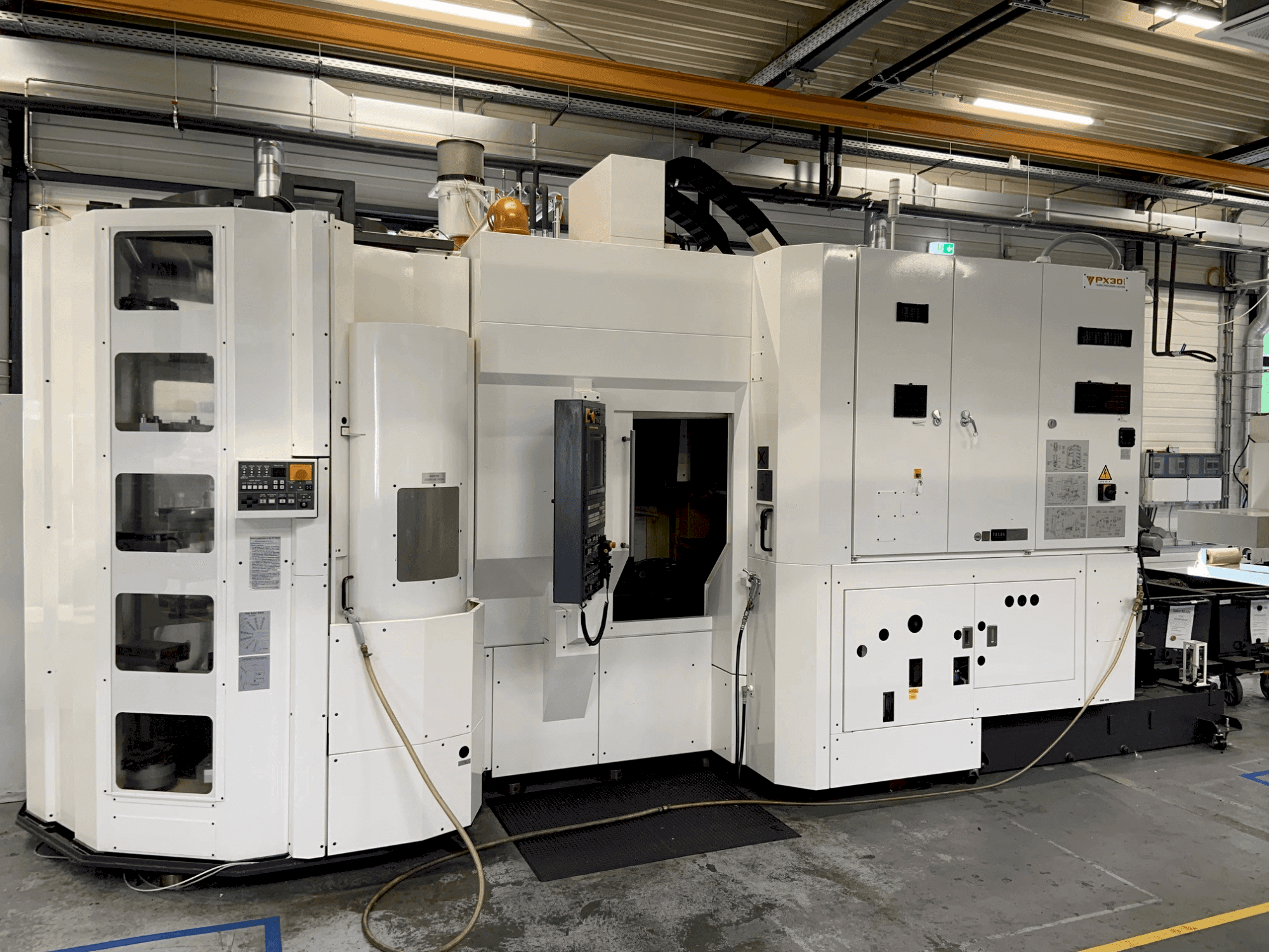 Vista frontale della macchina YASDA Px30i