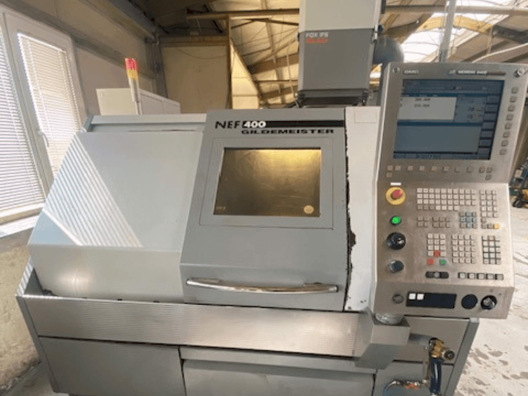 Vista frontale della macchina Gildemeister NEF 400