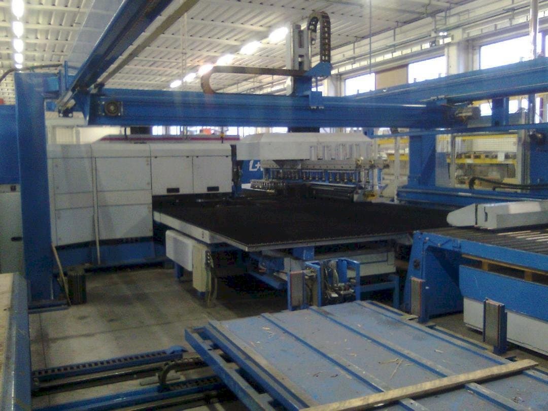 Vista frontale della macchina Finn-Power LP6