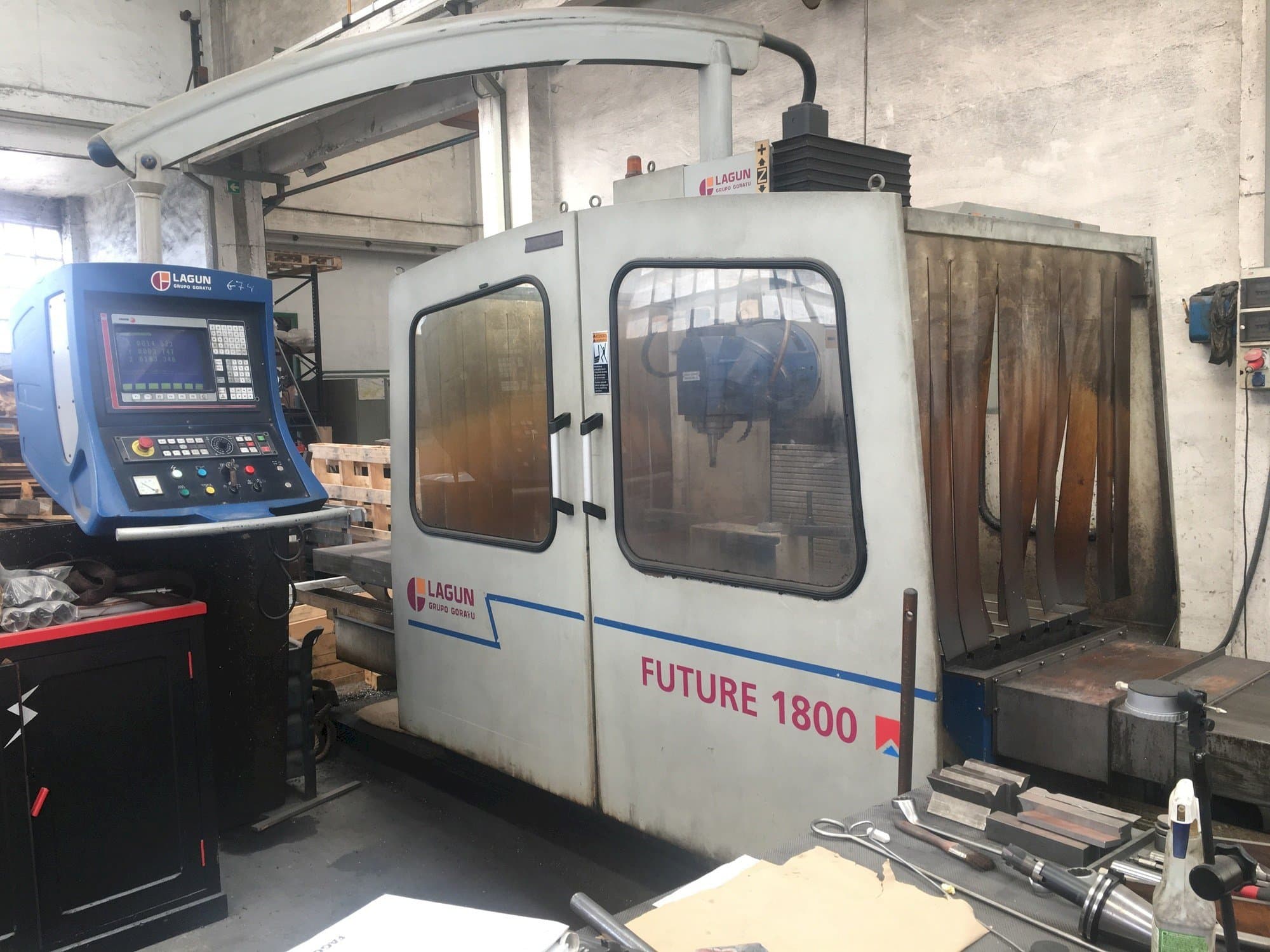 Vista frontale della macchina LAGUN Future 1800