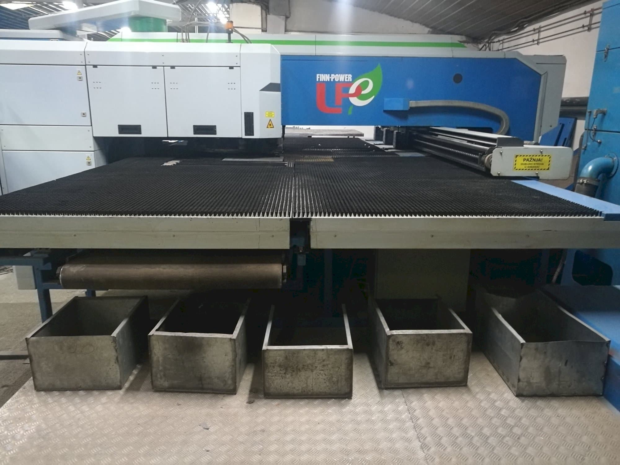 Vista frontale della macchina Finn-Power LPE5 SWUH