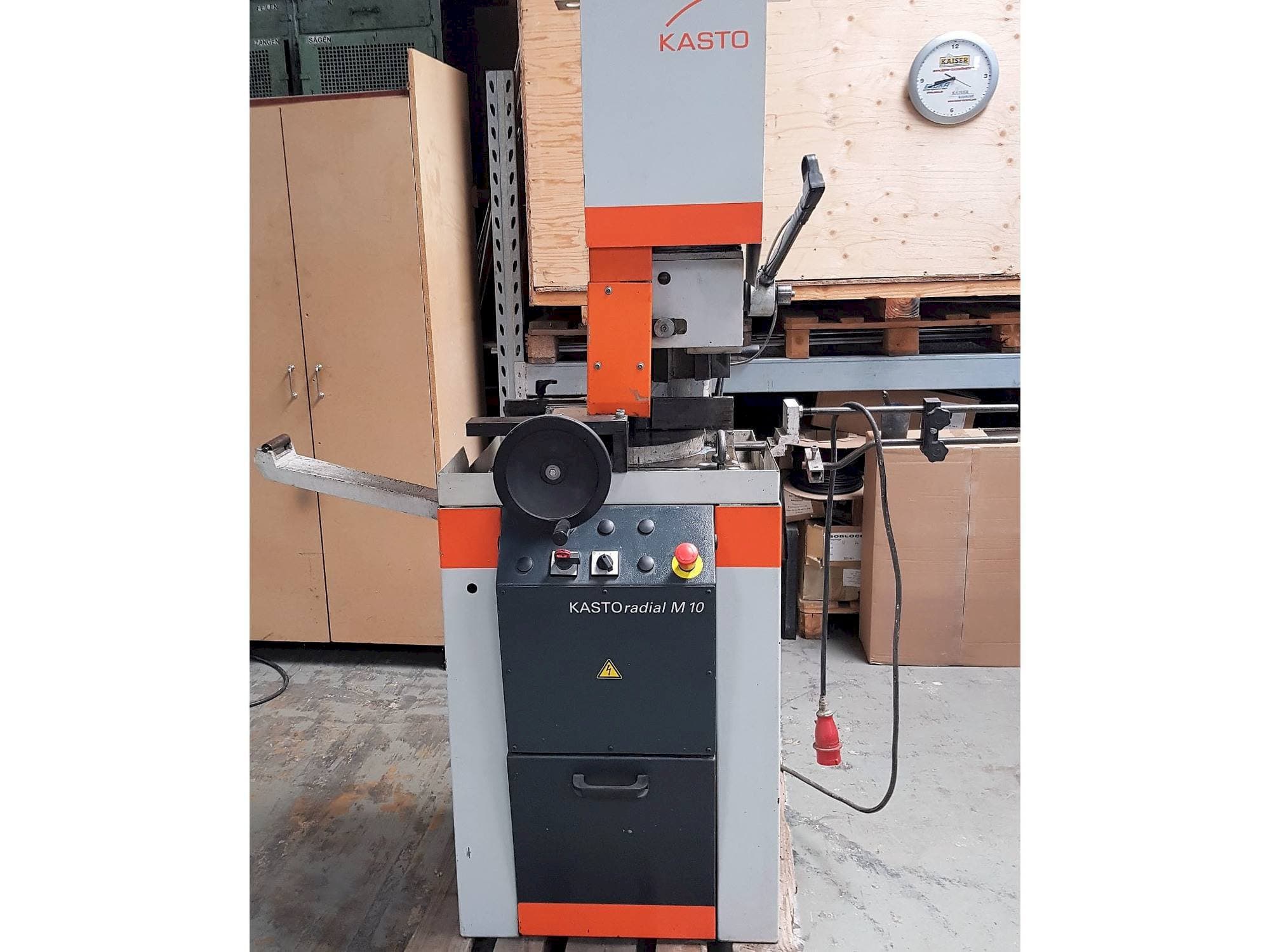 Vista frontale della macchina KASTO Radial M 10