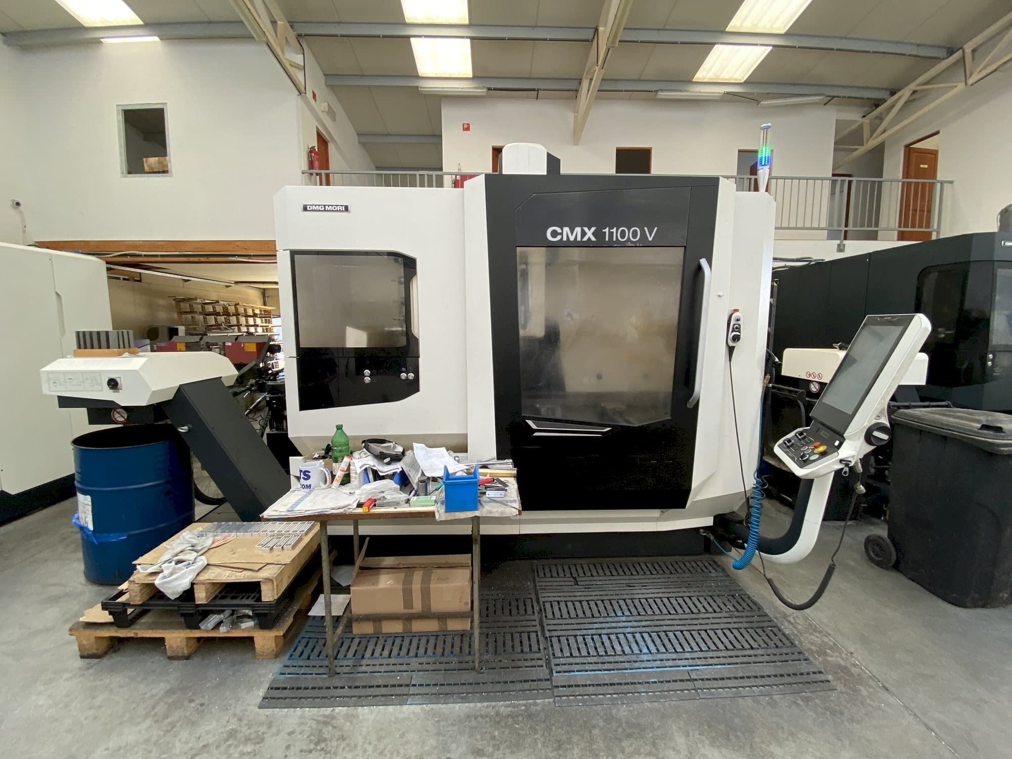 Vista frontale della macchina DMG MORI CMX 1100