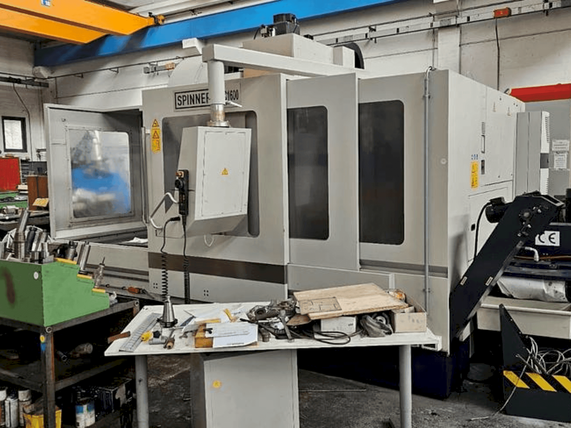 Vista frontale della macchina SPINNER MVC 1600-N