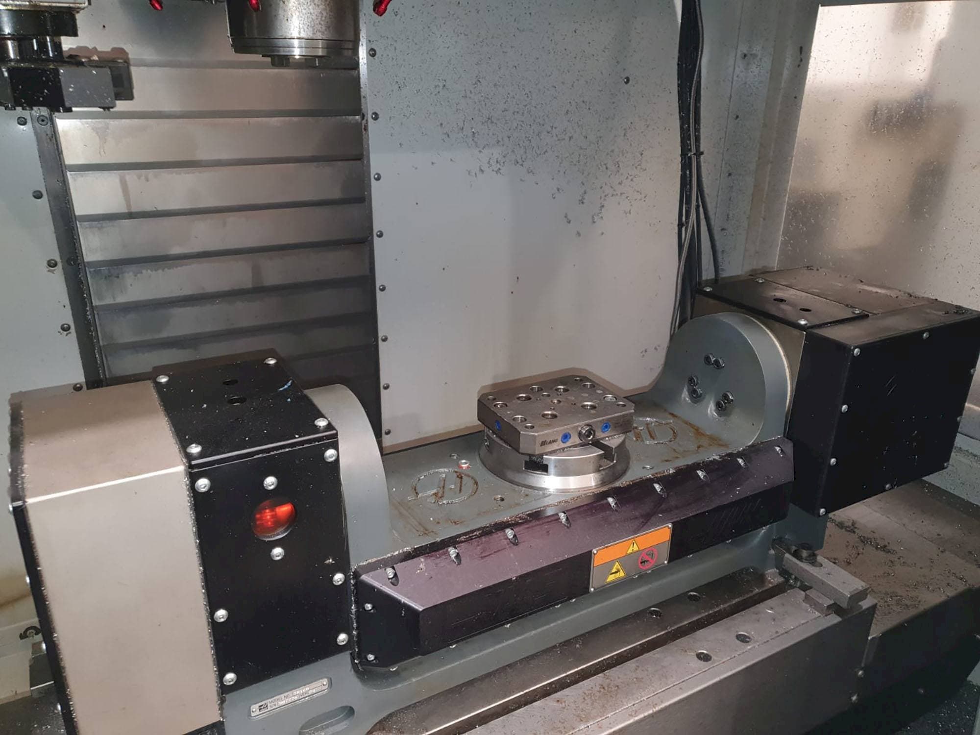 Vista frontale della macchina HAAS TR160