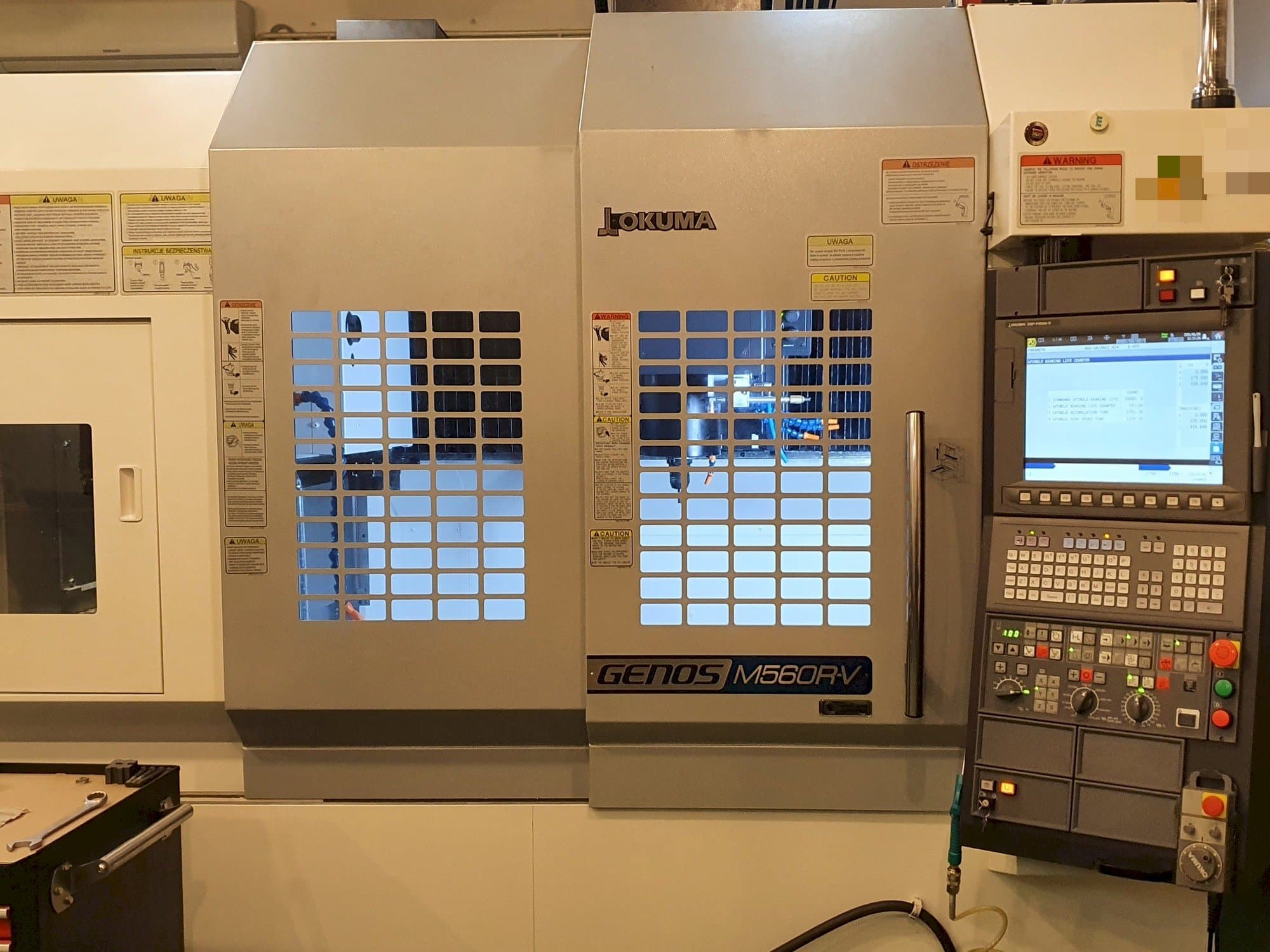 Vista frontale della macchina Okuma GENOS M560R-V