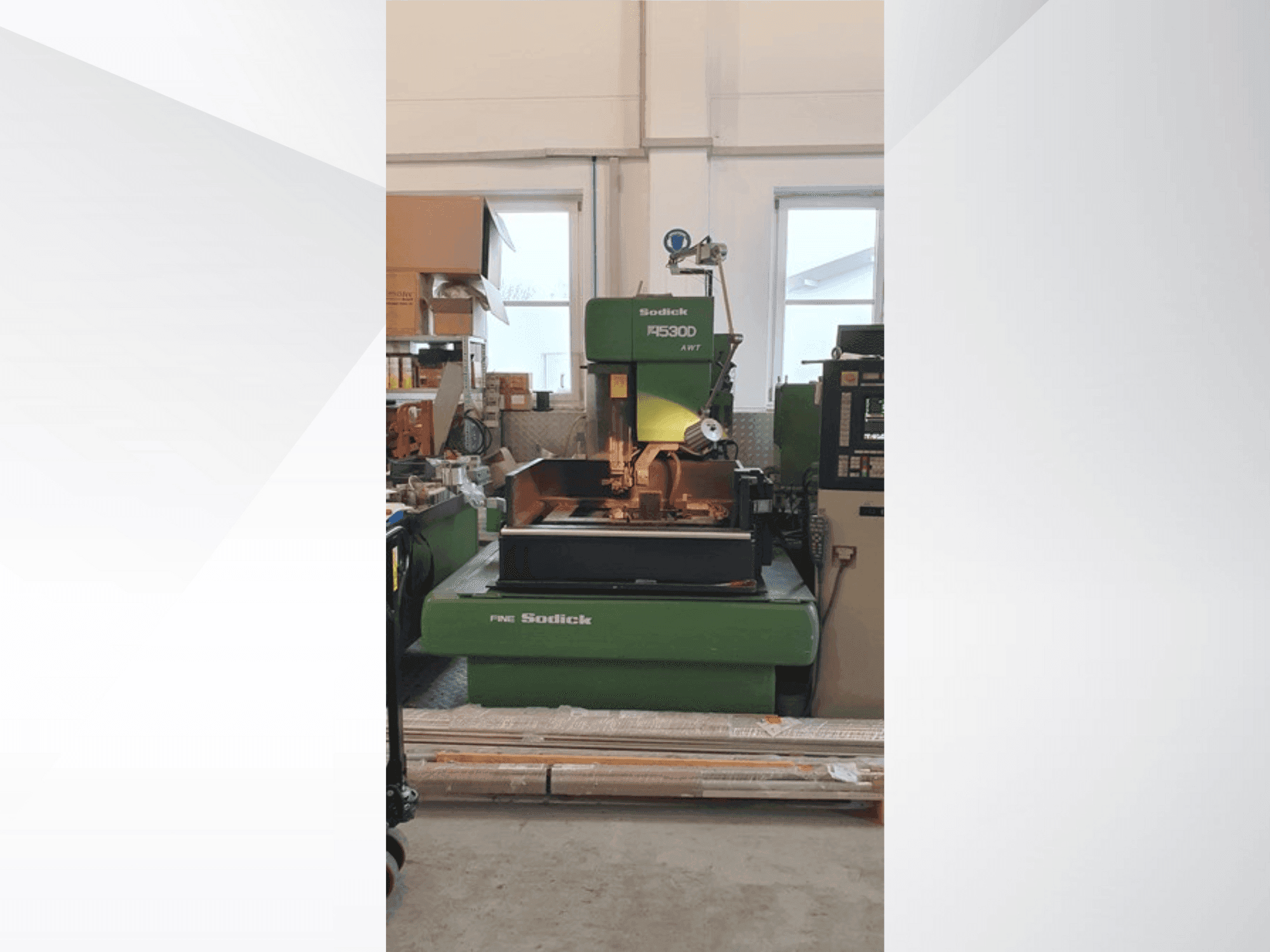 Vista frontale della macchina Sodick A 530 D AWT