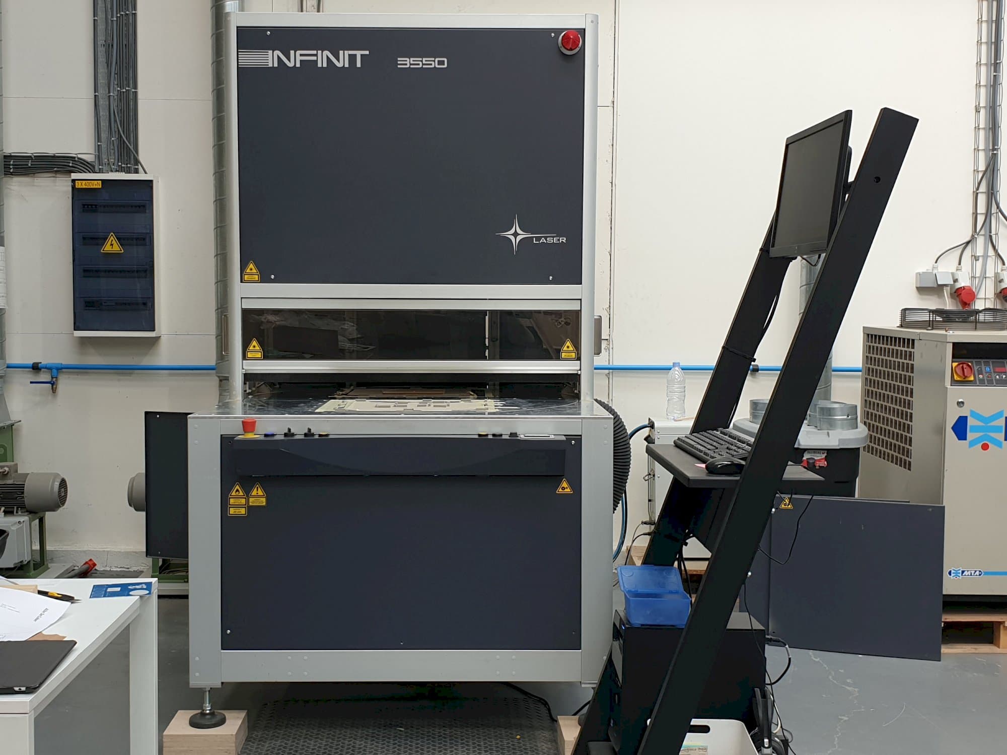 Vista frontale della macchina SEI Laser INFINITY 3550