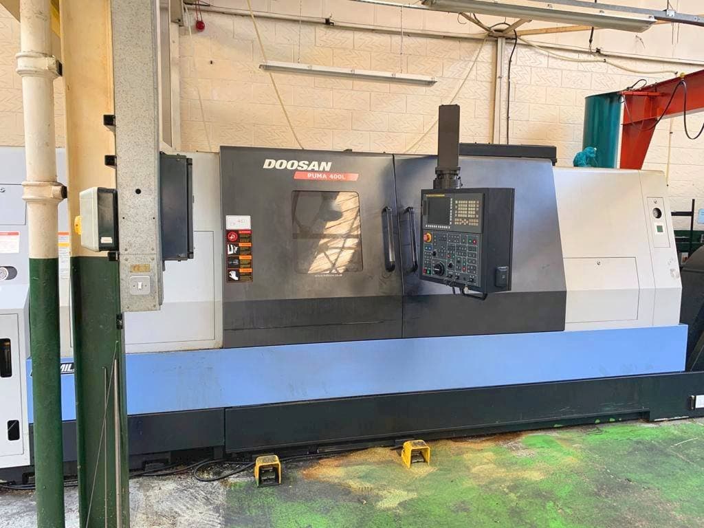Vista frontale della macchina Doosan Puma 400LB