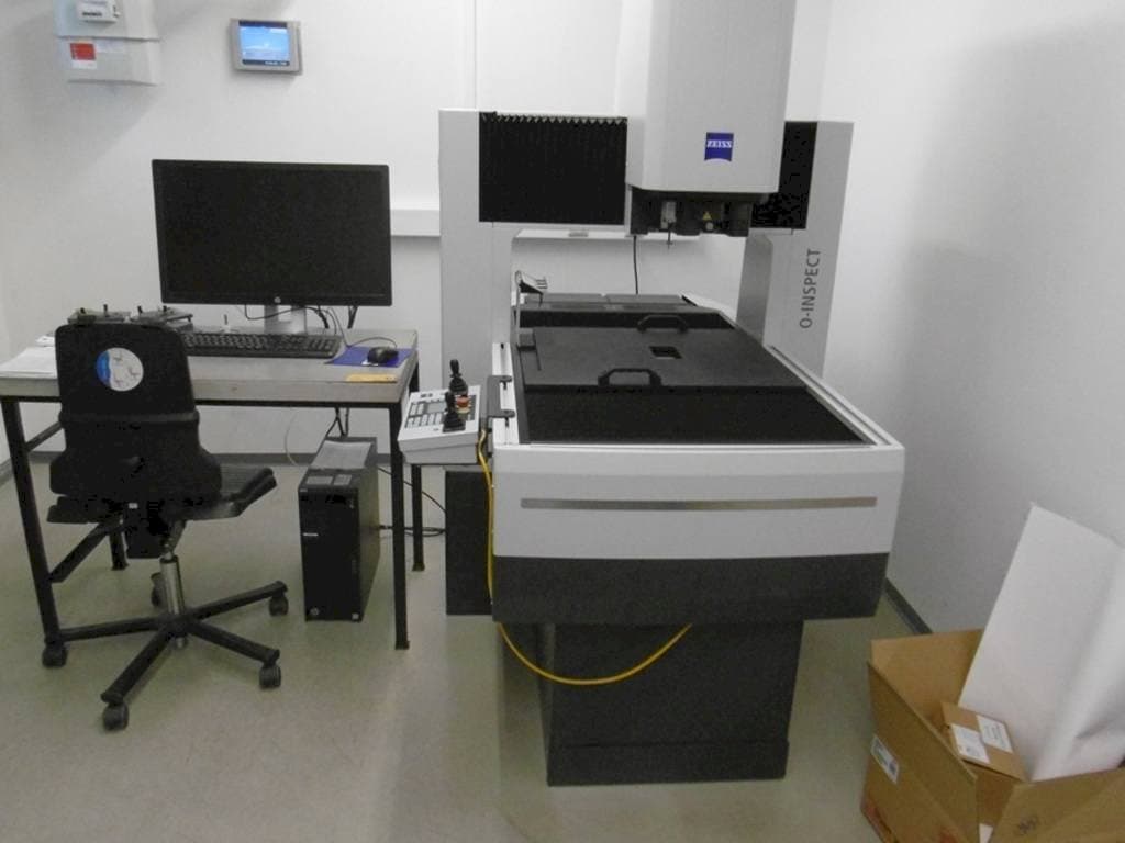 Vista frontale della macchina ZEISS O-Inspect 543