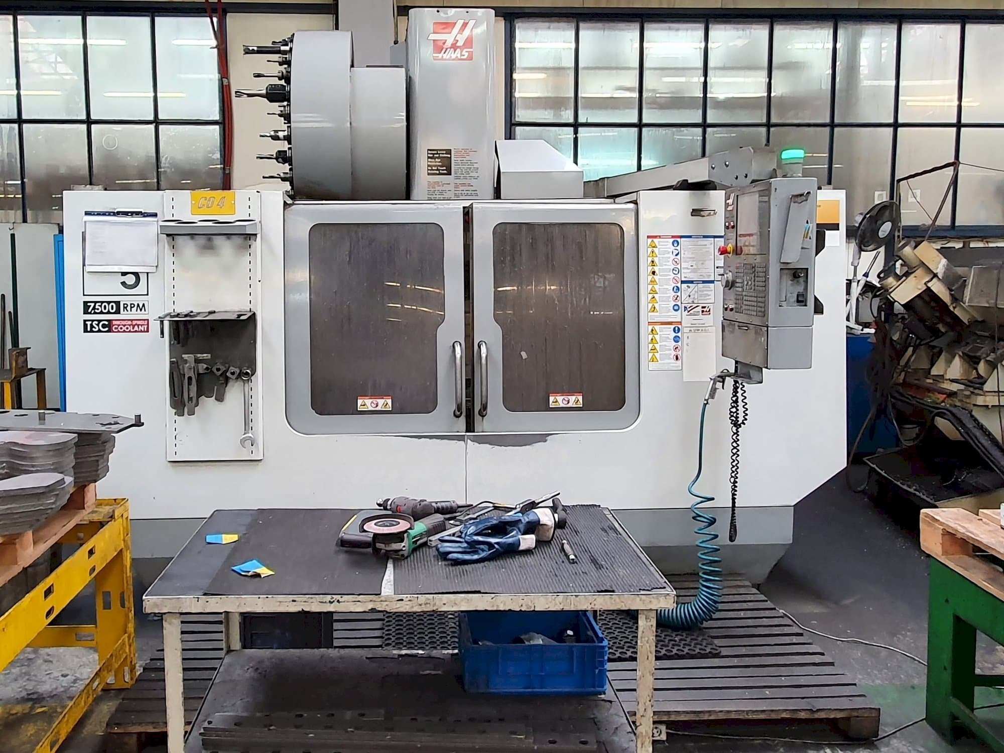 Vista frontale della macchina HAAS VF-5 / 50HE