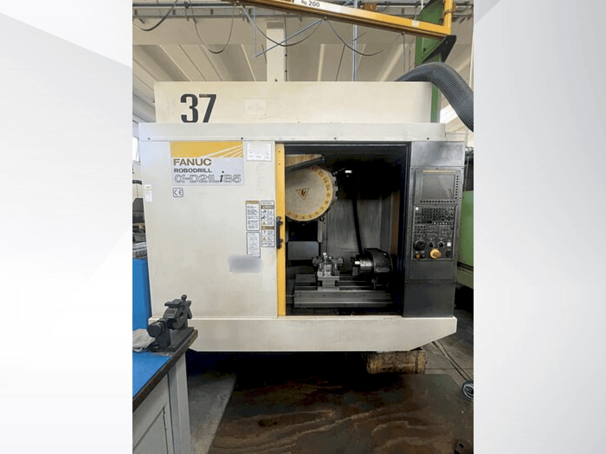 Vista frontale della macchina FANUC Robodrill Alpha-D21LiB5