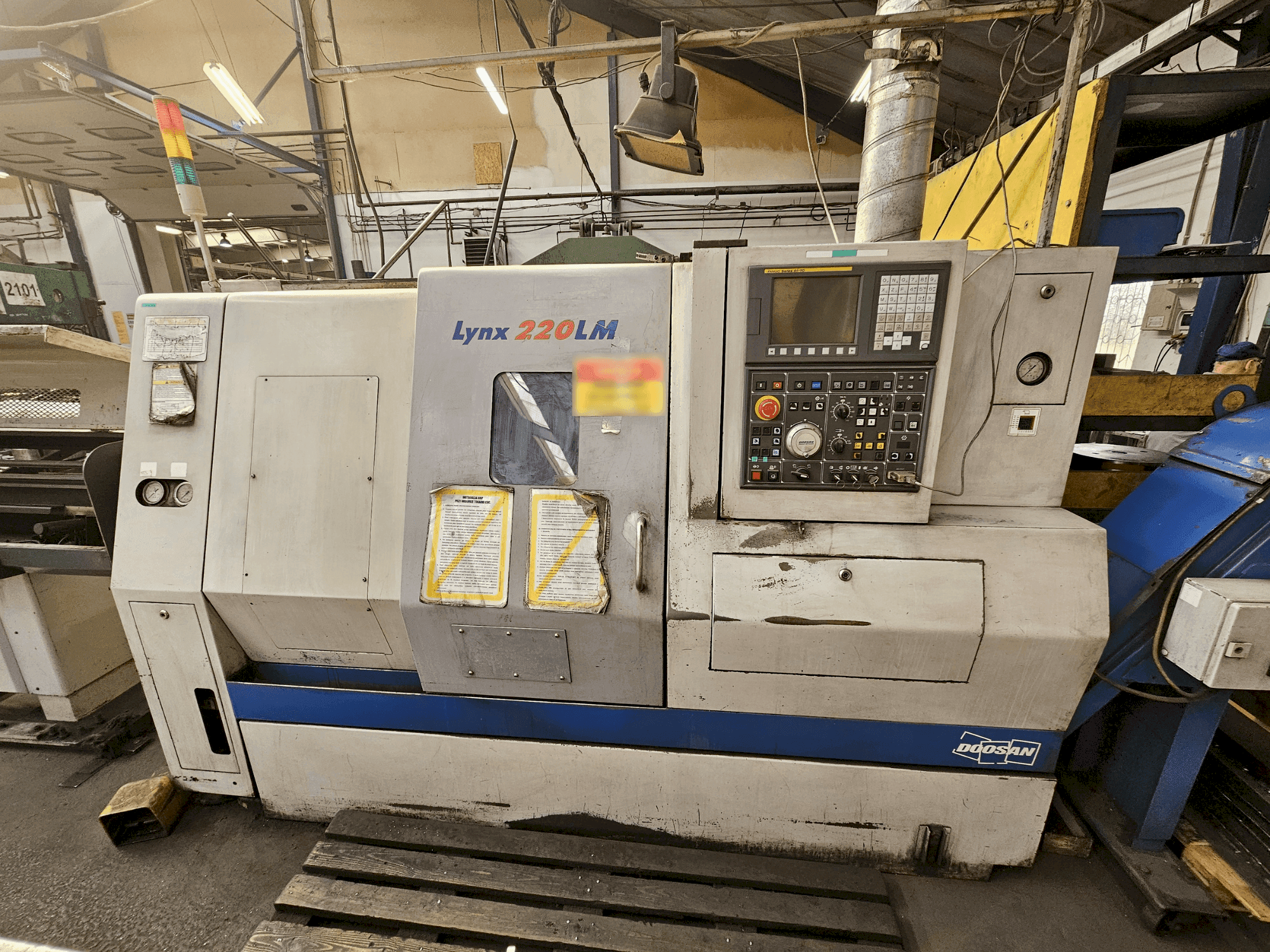 Vista frontale della macchina DOOSAN LYNX 220LMA