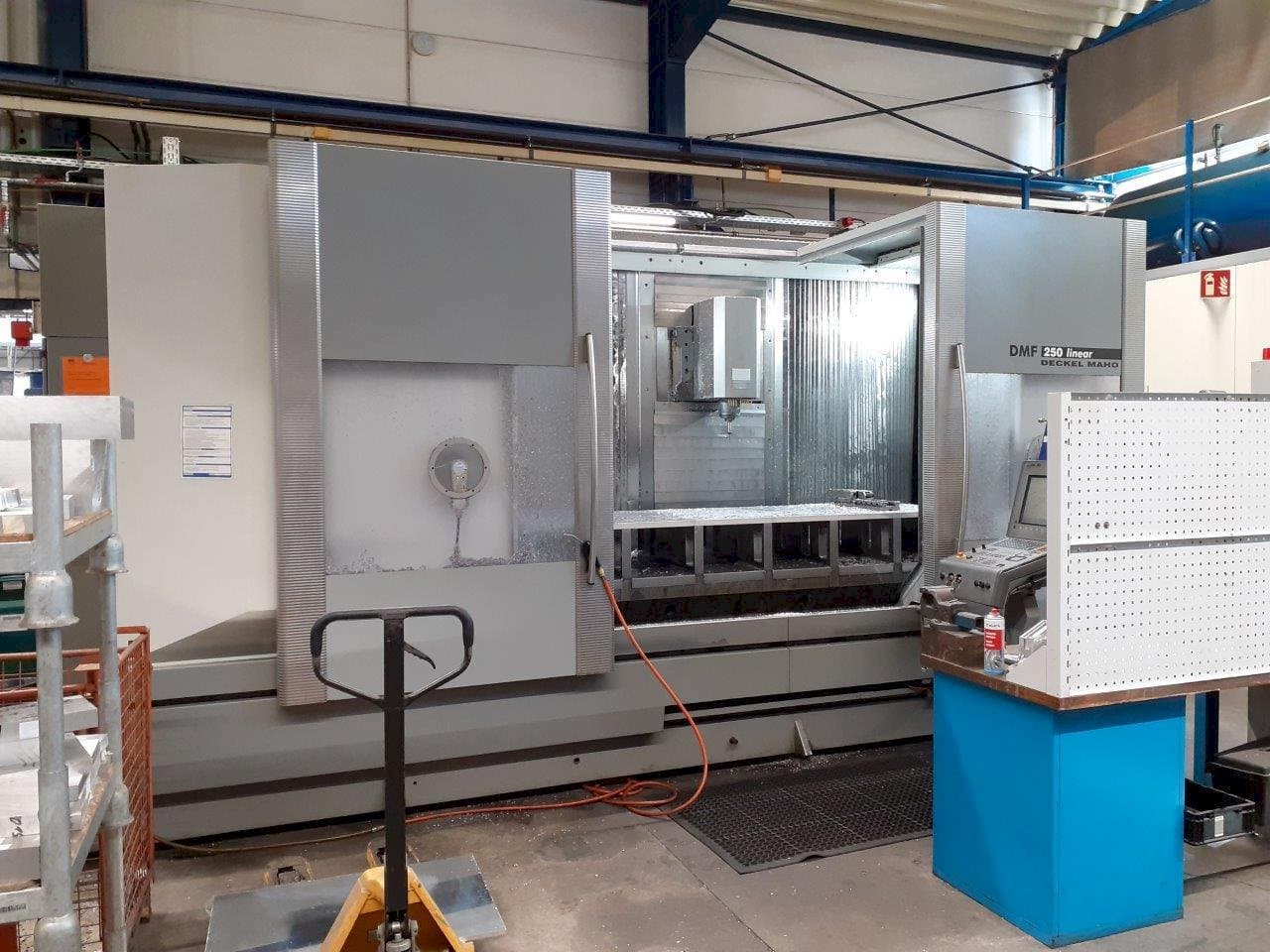 Vista frontale della macchina DMG MORI DMF 250