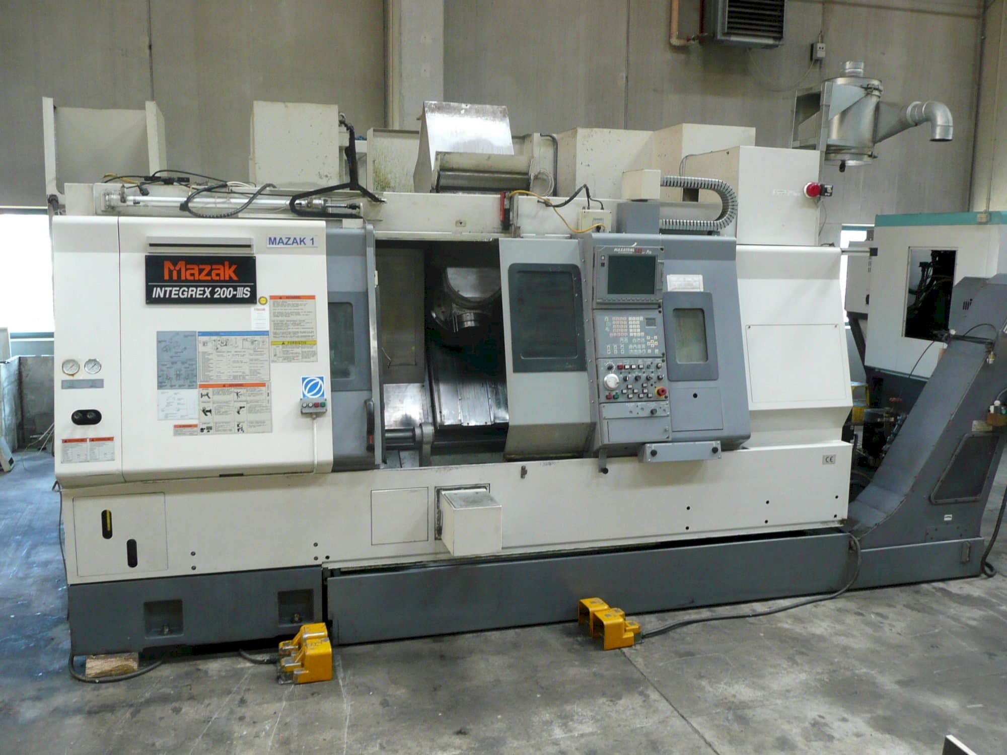 Vista frontale della macchina Mazak INTEGREX 200-IIIS