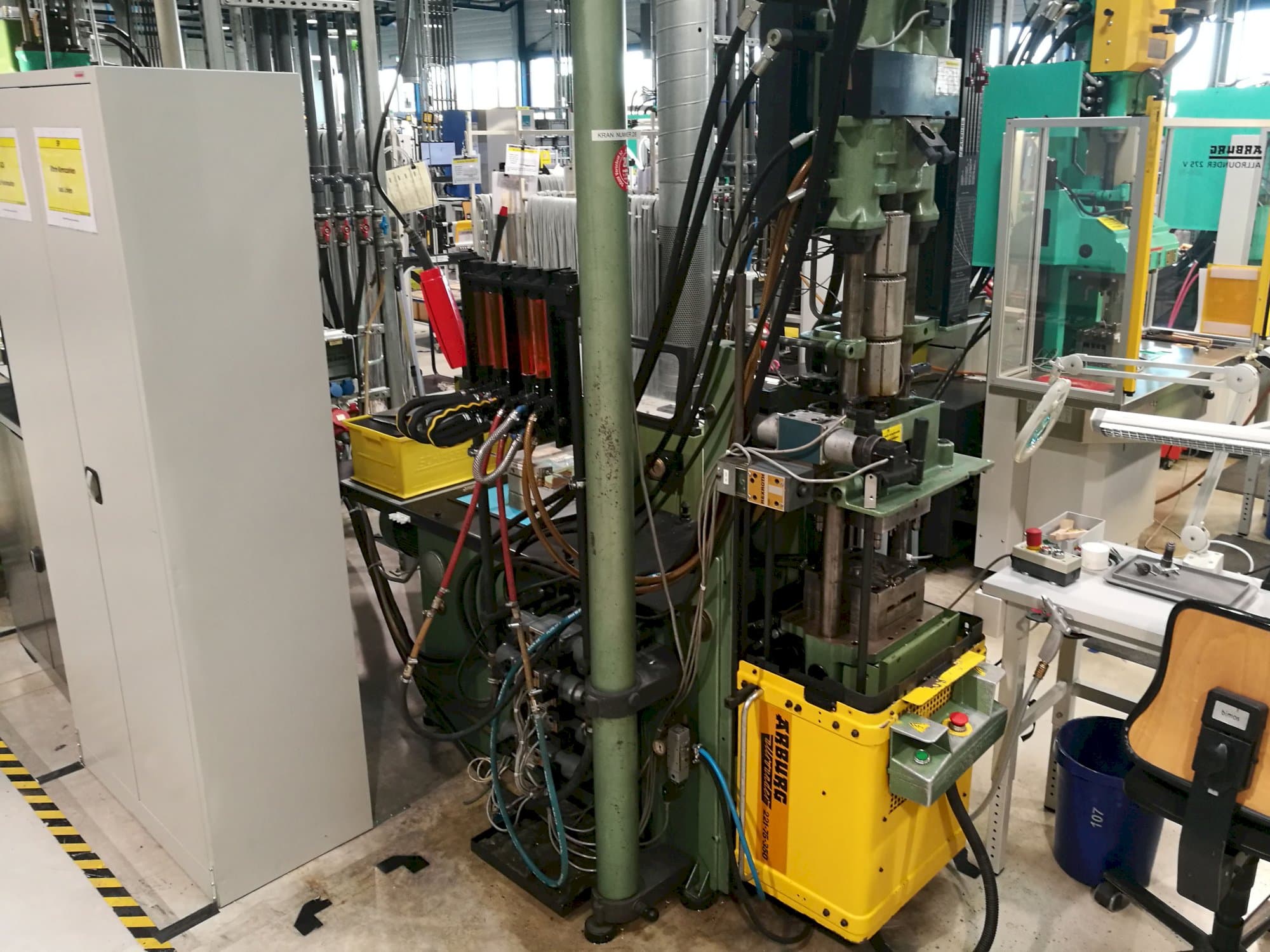 Particolare della macchina Arburg Allrounder 221-75-350