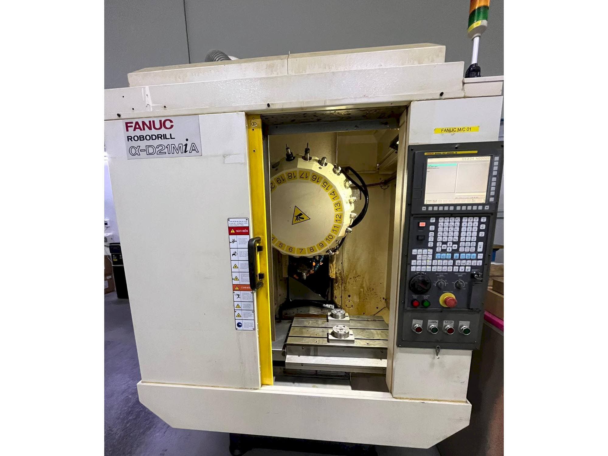 Vista frontale della macchina FANUC ROBODRILL A-D21MiA